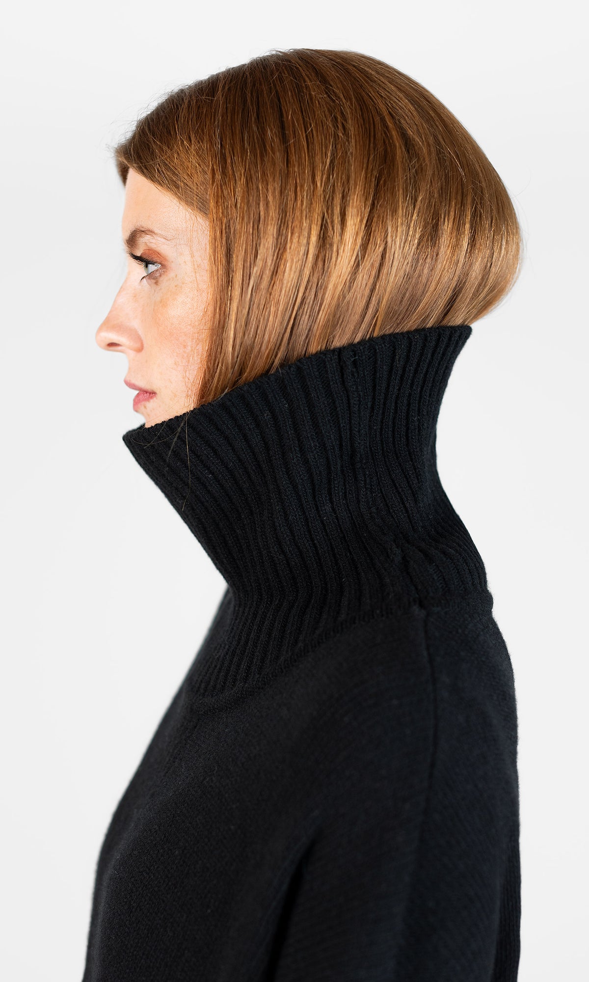 Ulltröja med polokrage, oversize, detalj sida, svart - Olars Ulla