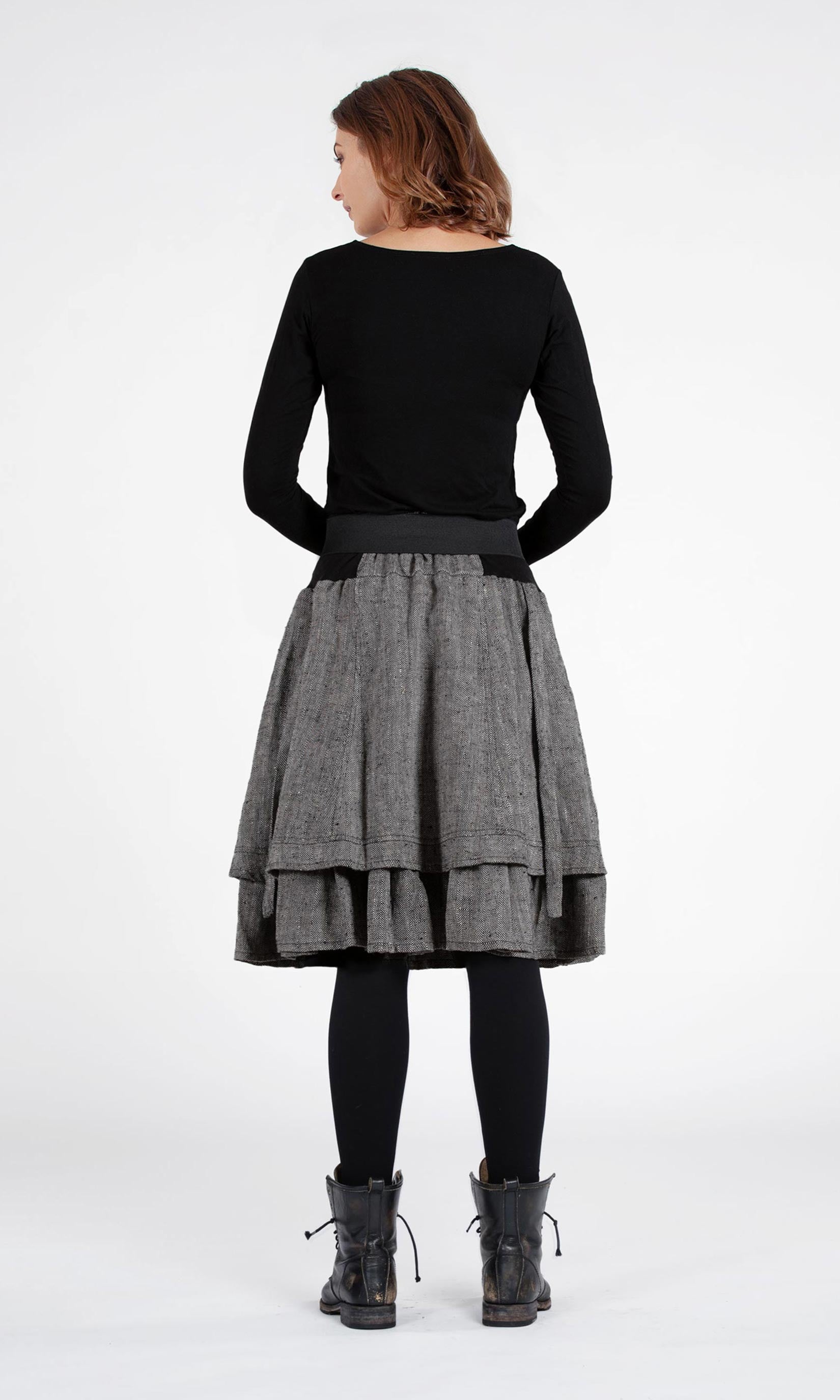 Kurzer Leinenrock mit Rüsche