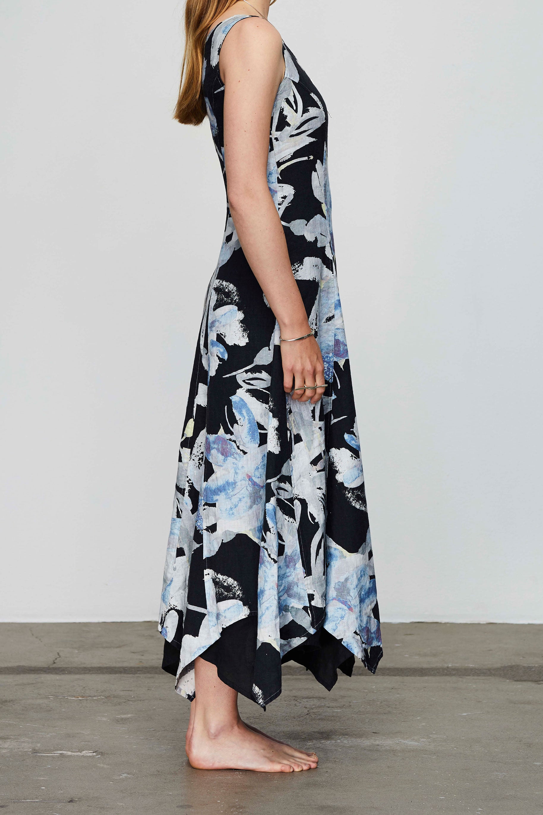 Langes Leinenkleid mit Schlitzen unten
