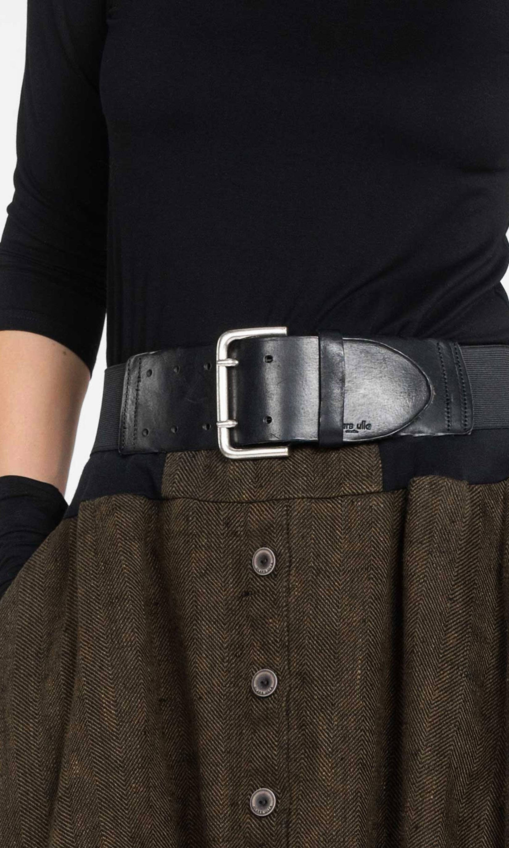 Wide leather belt with elastic