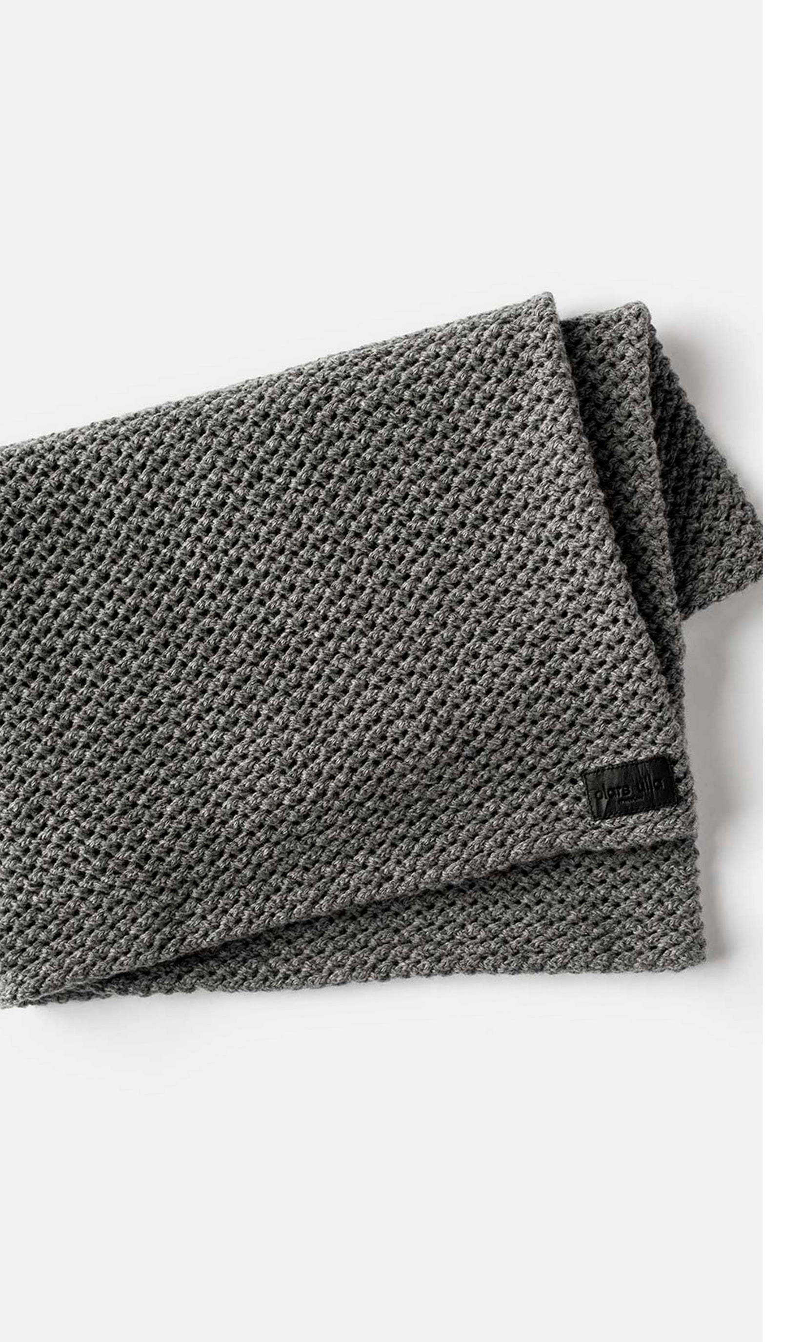 Knitted round scarf in wool