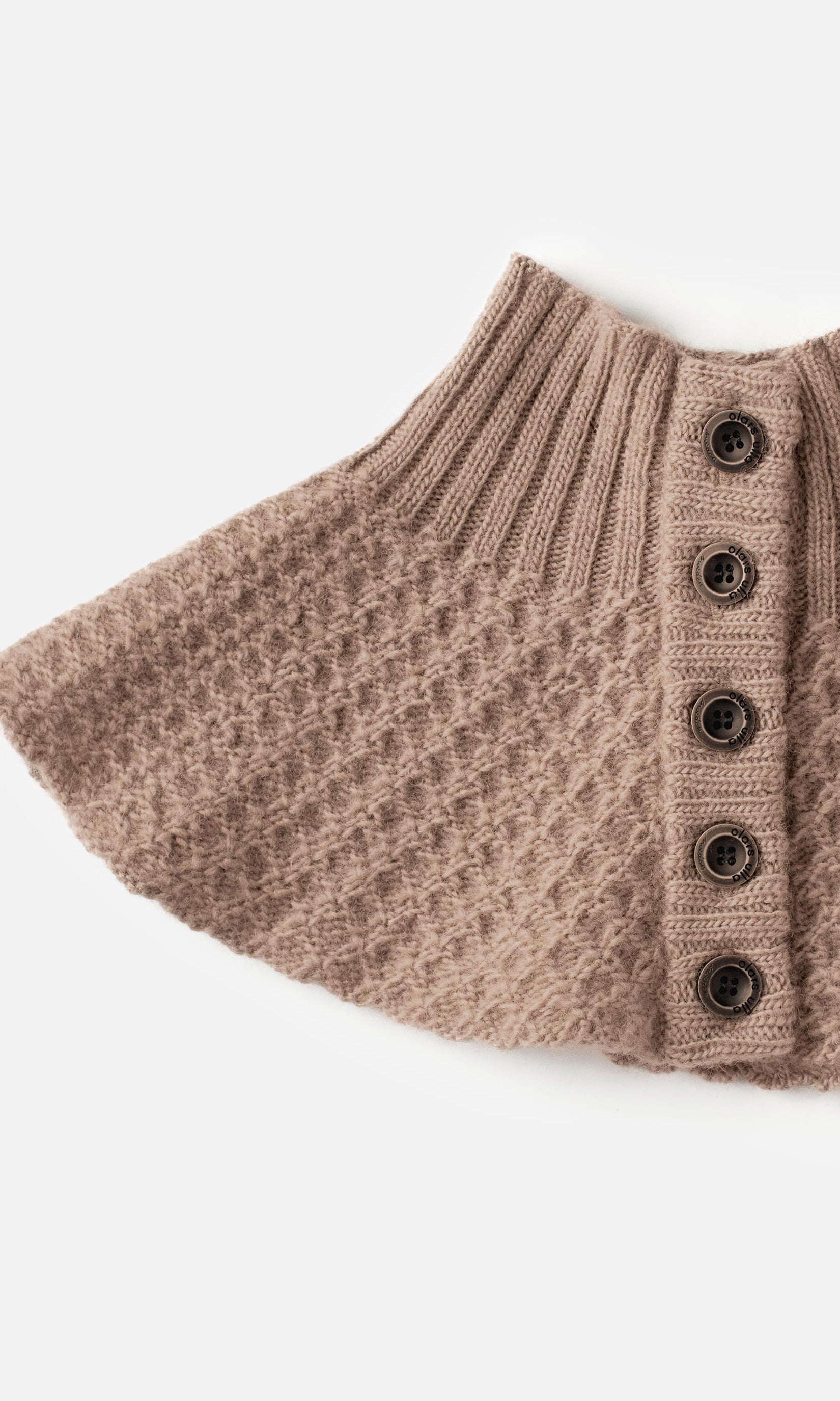 Wool collar with button closure