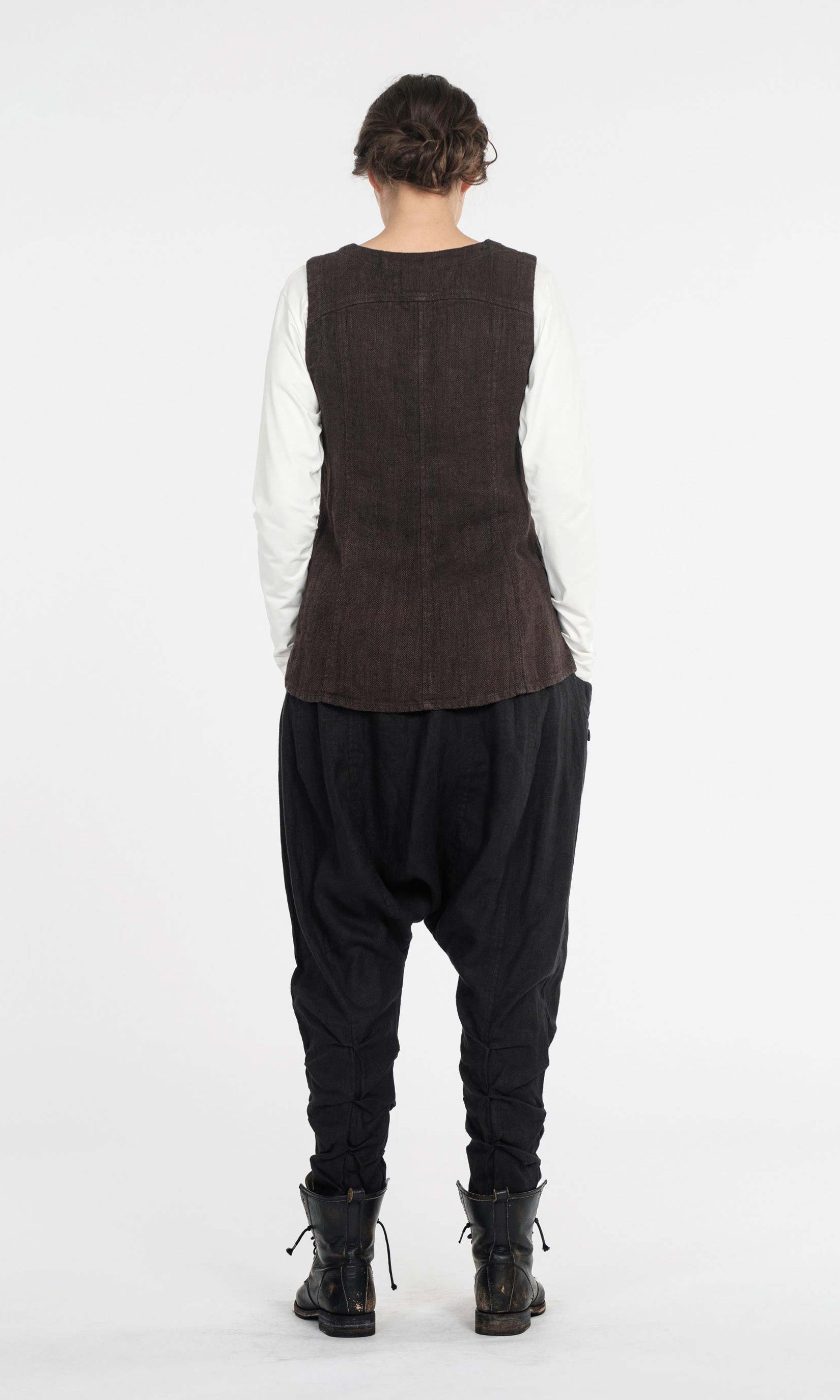 Linen vest with length at the back