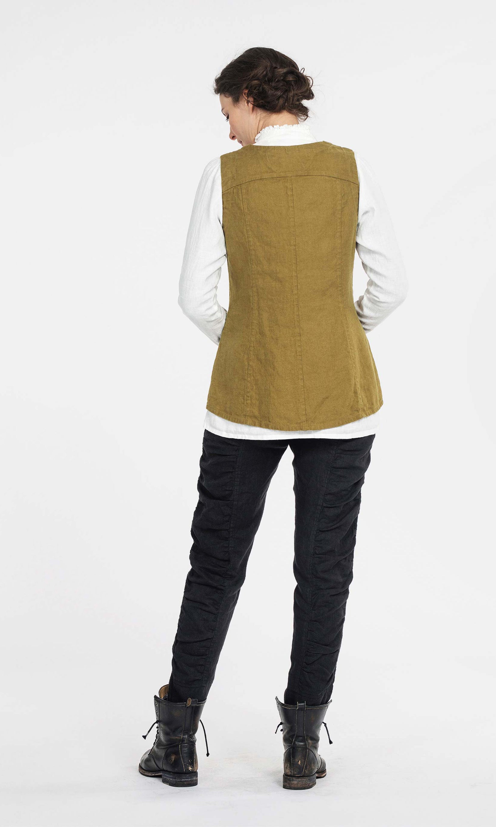 Linen vest with length at the back