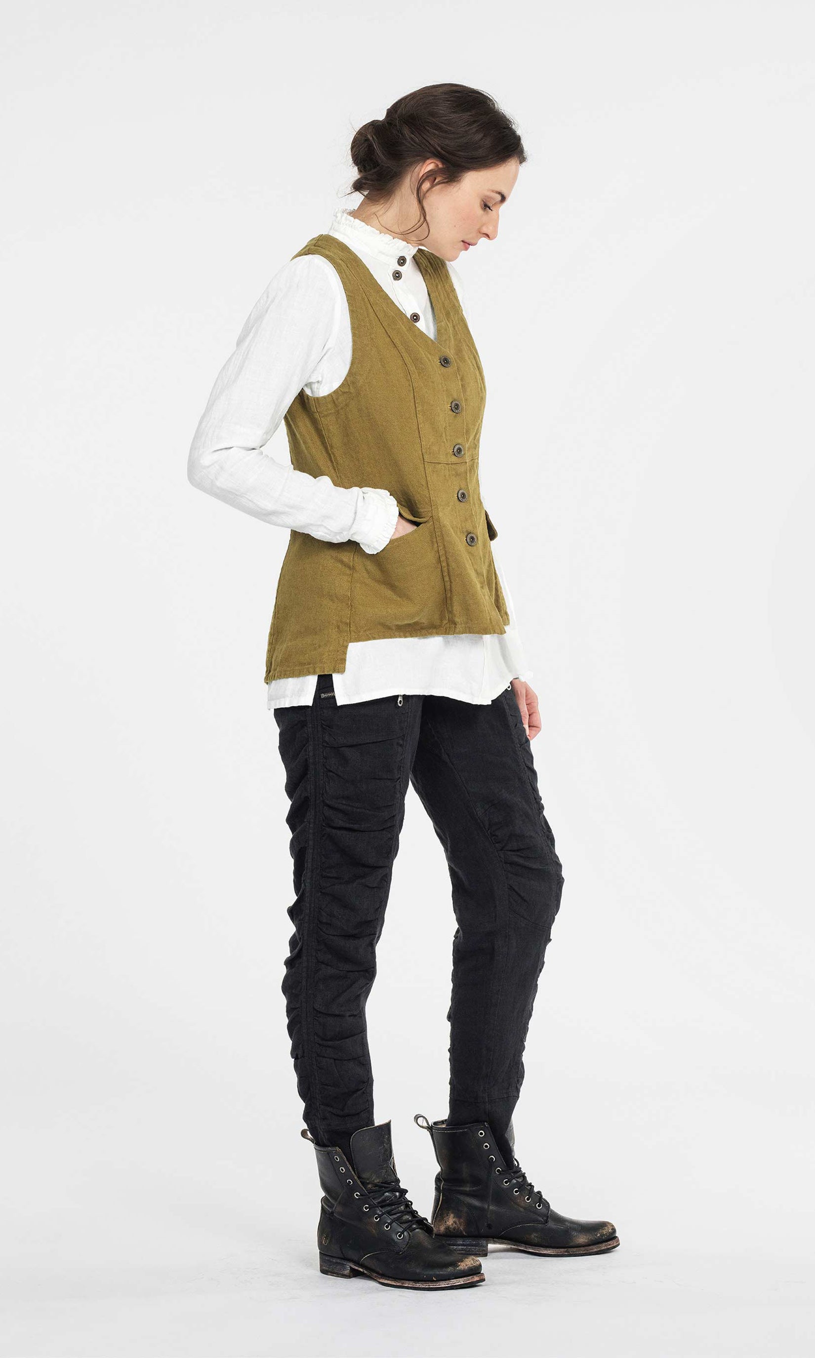 Linen vest with length at the back