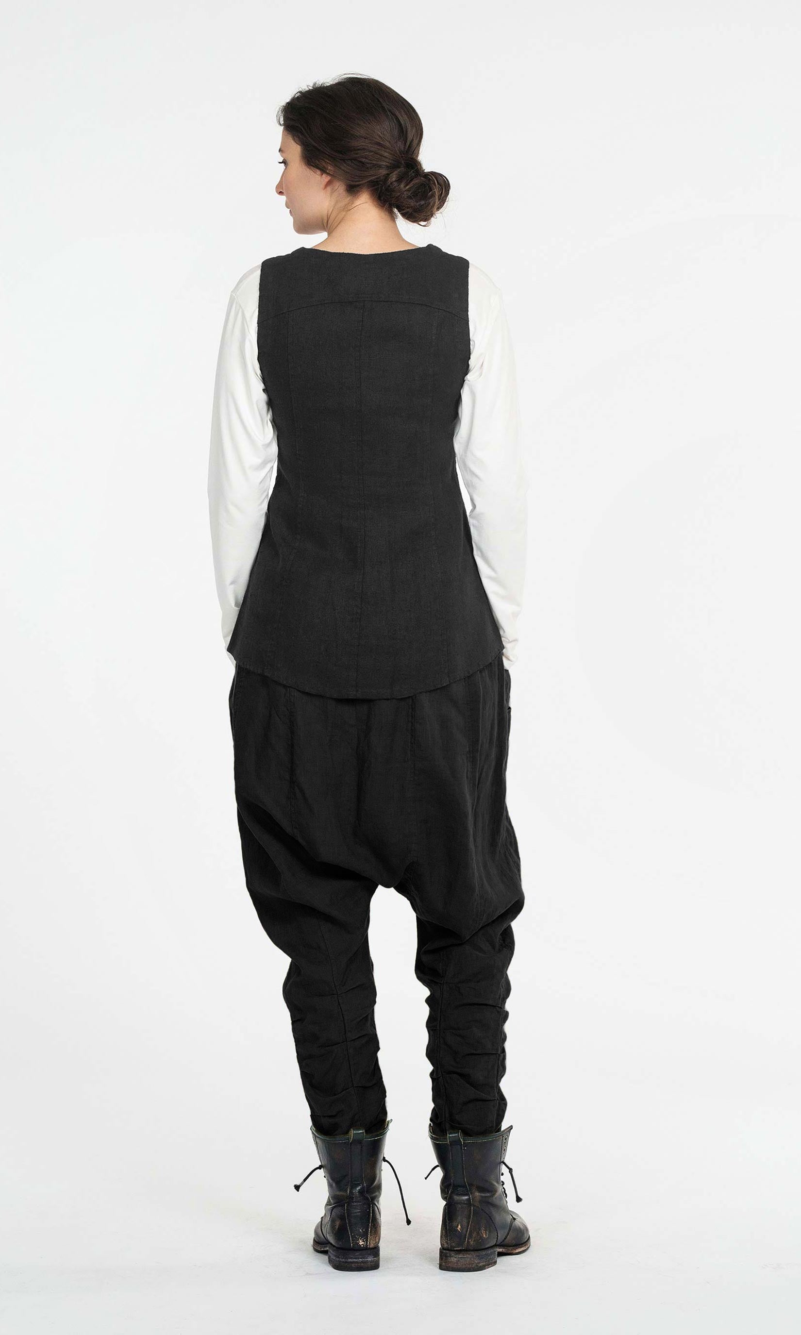 Linen vest with length at the back