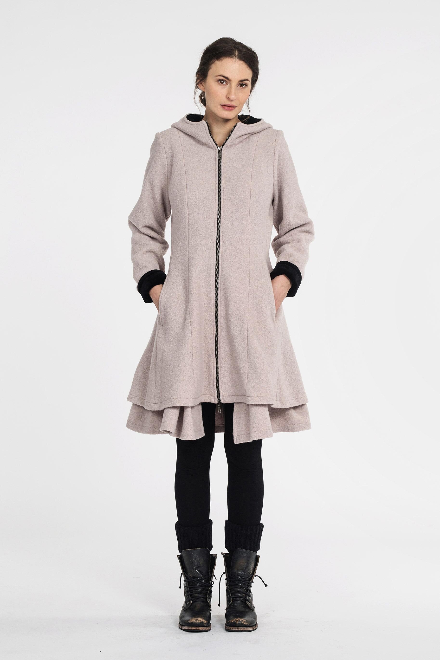 Fitted wool coat with zipper and hood