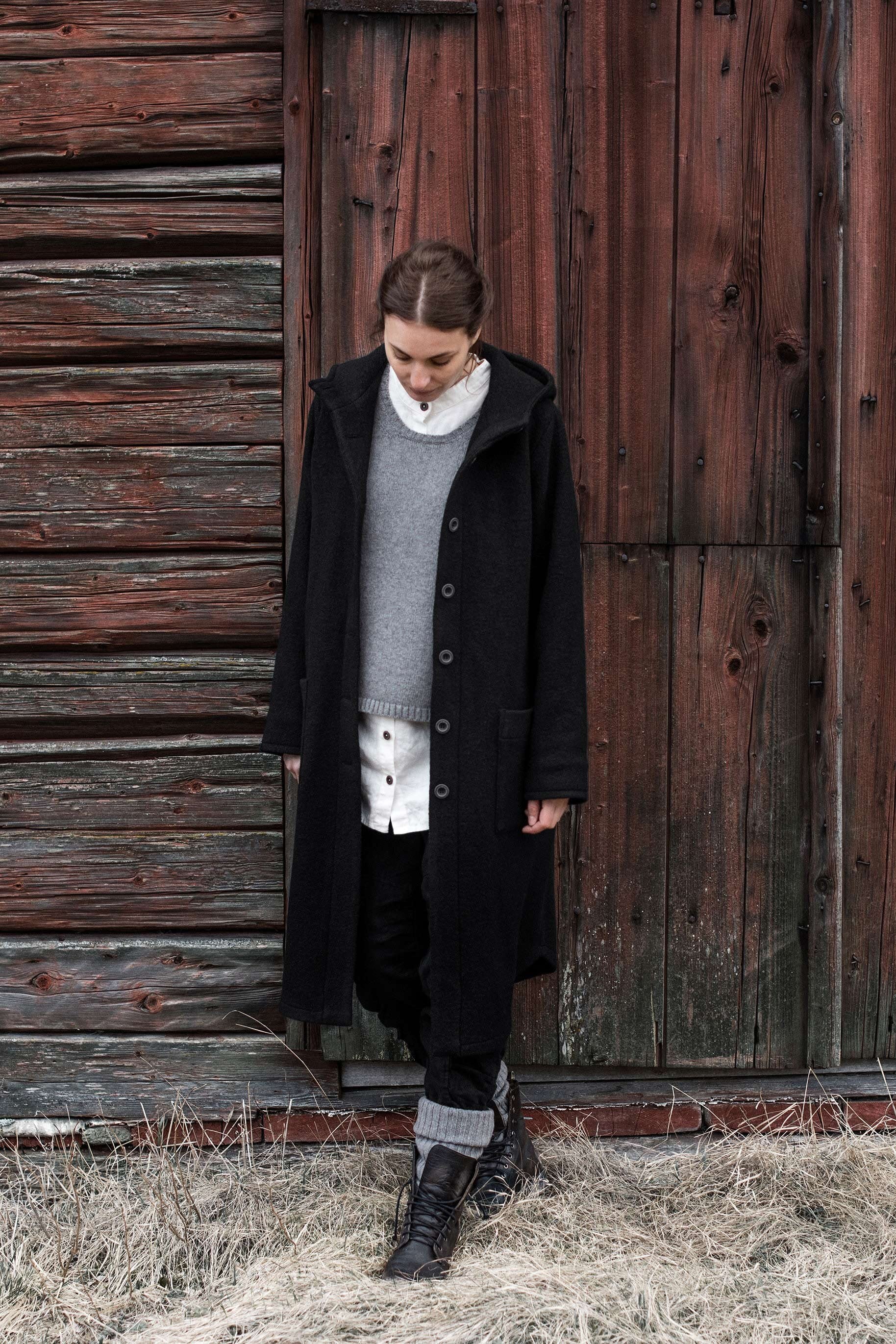 Straight wool coat with button closure and hood