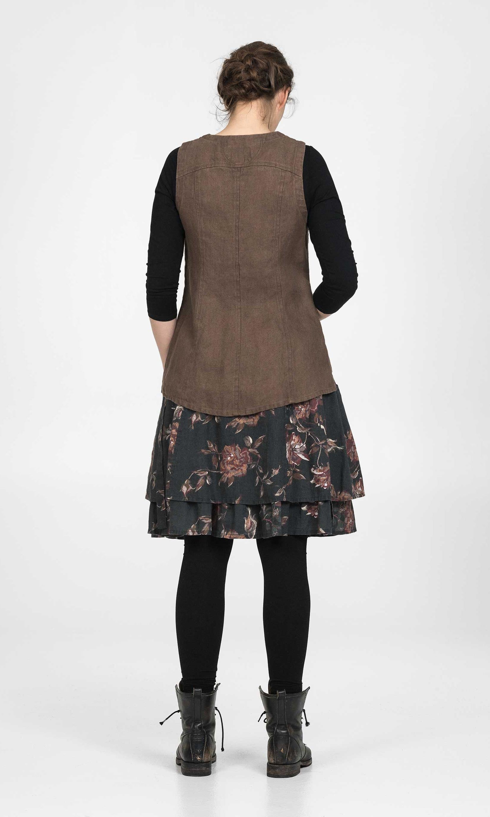 Linen vest with length at the back