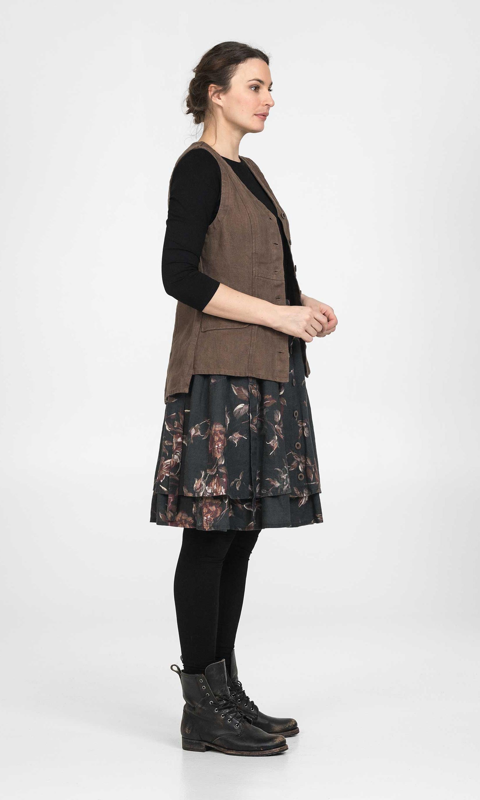 Linen vest with length at the back