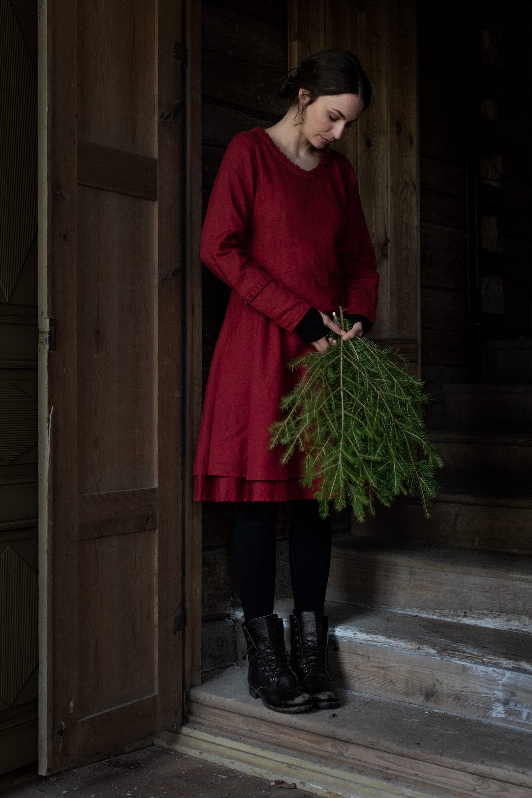 Linneklänning med lång ärm och kråsdetaljer