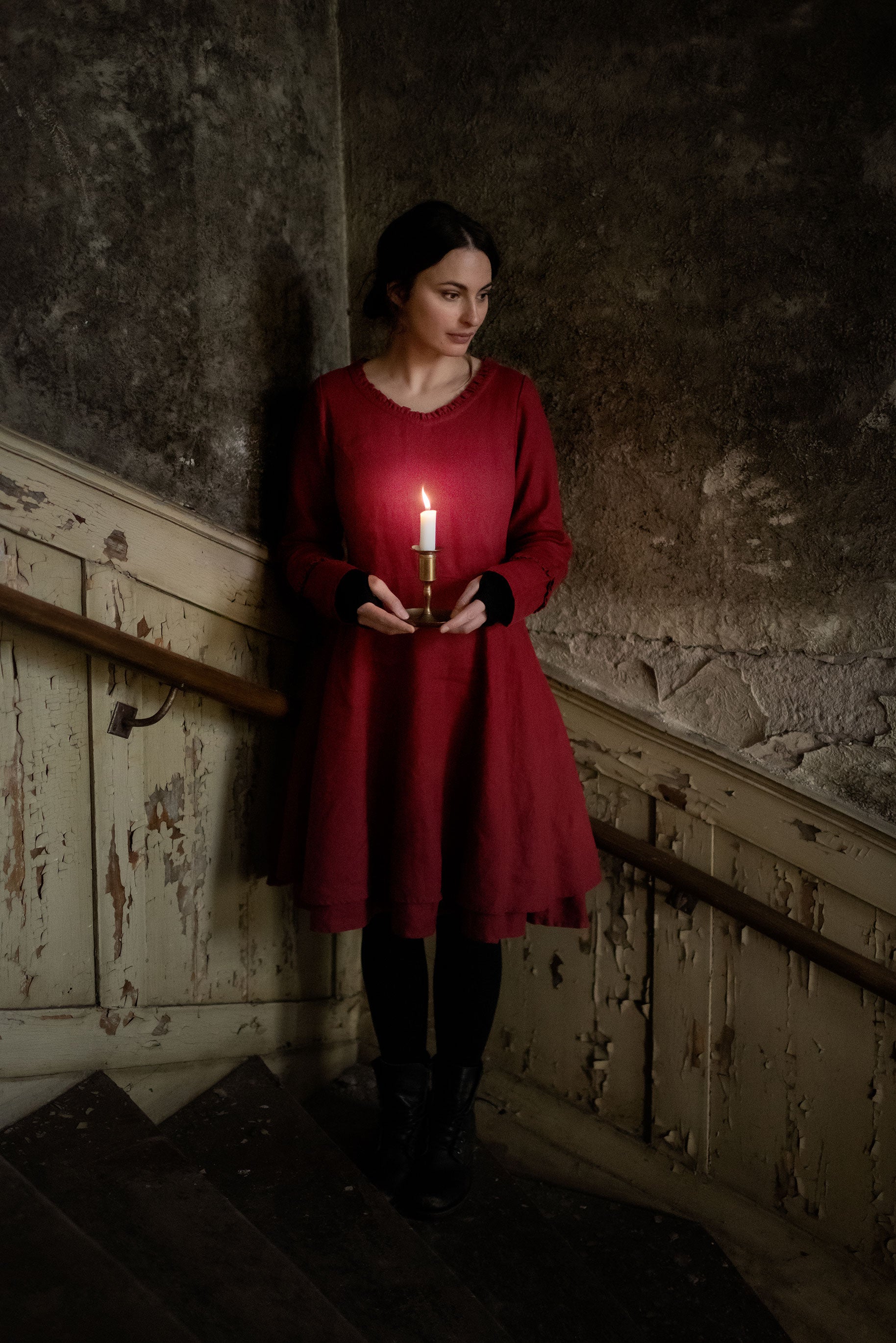 Linneklänning med lång ärm och kråsdetaljer