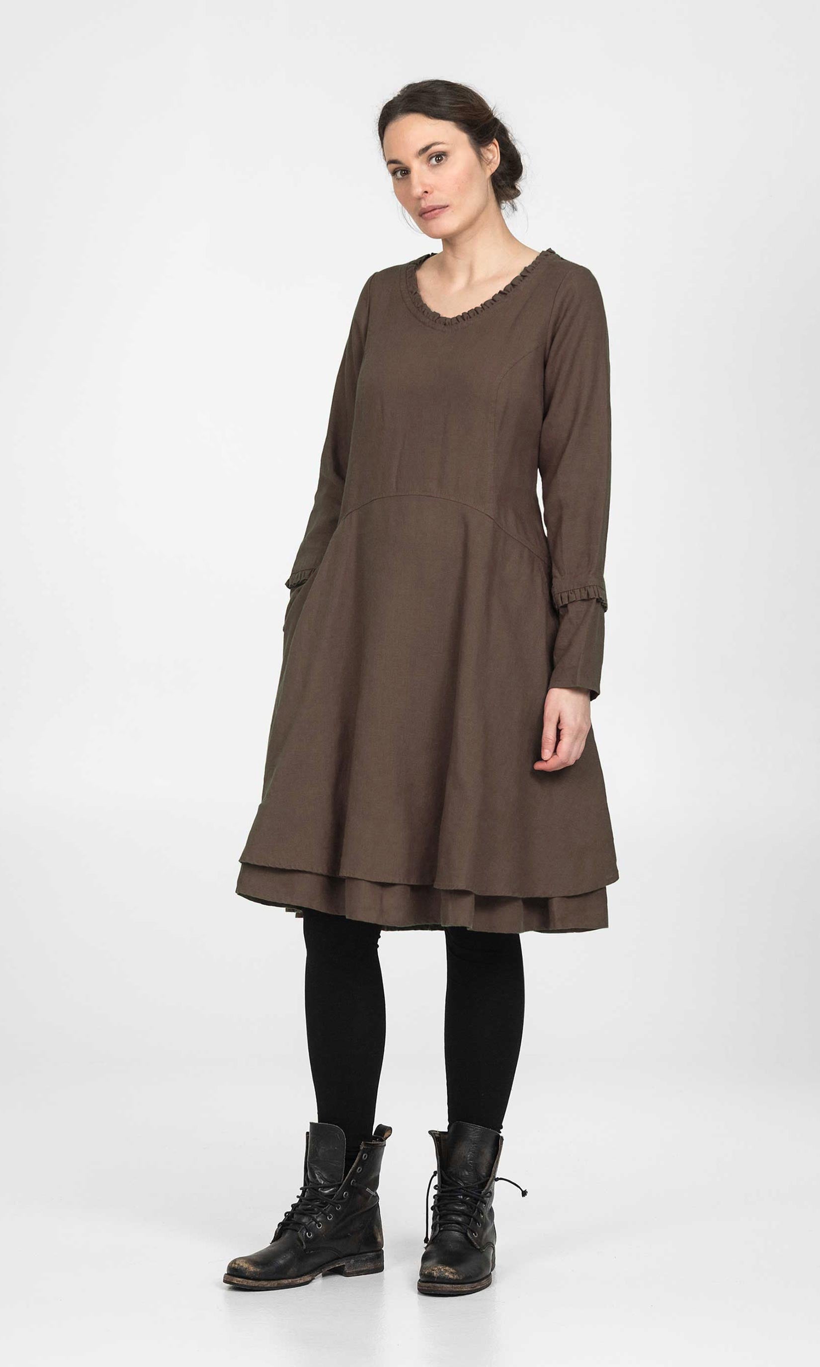 Knielang Leinenkleid mit Rüschendetails