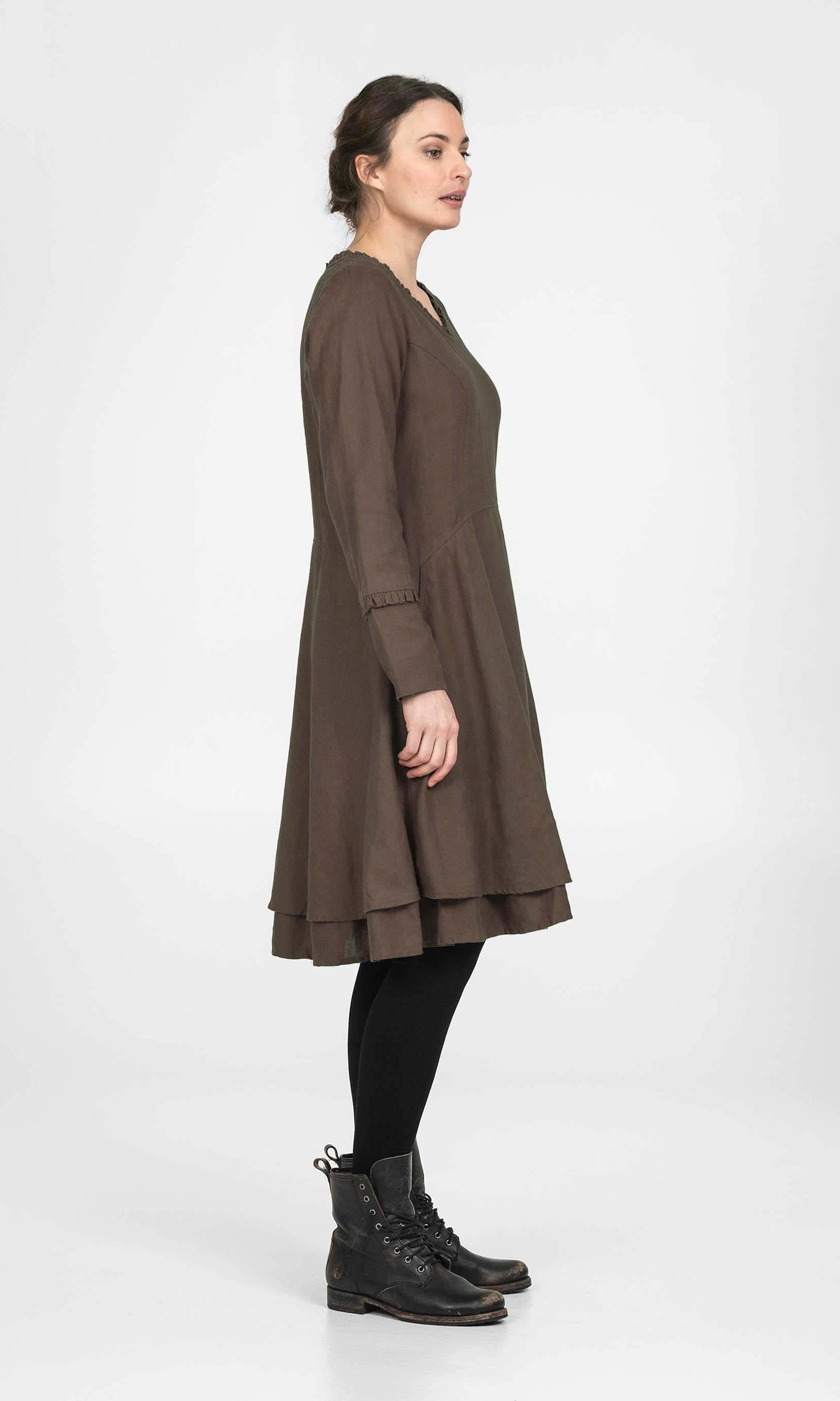 Linneklänning med lång ärm och kråsdetaljer