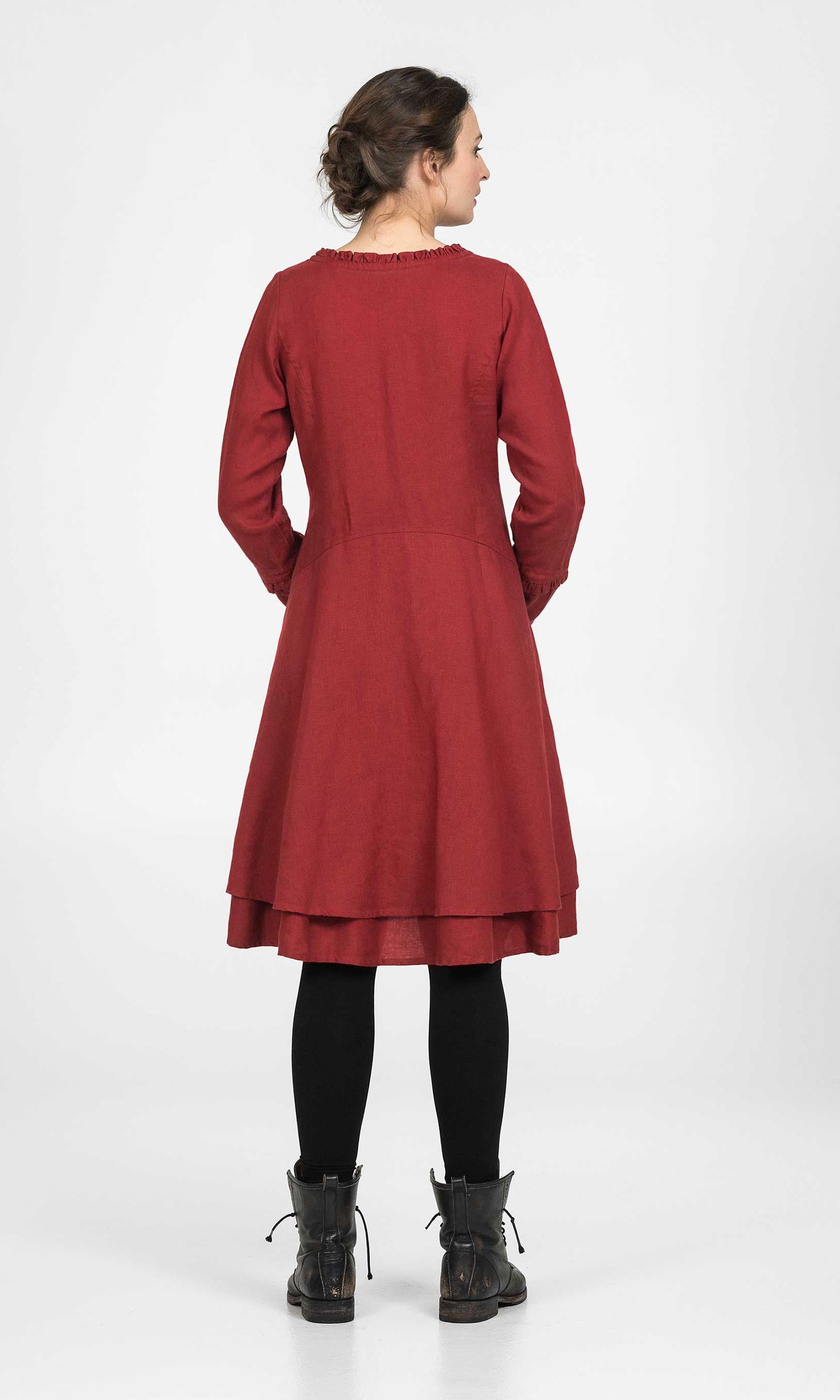 Linneklänning med lång ärm och kråsdetaljer