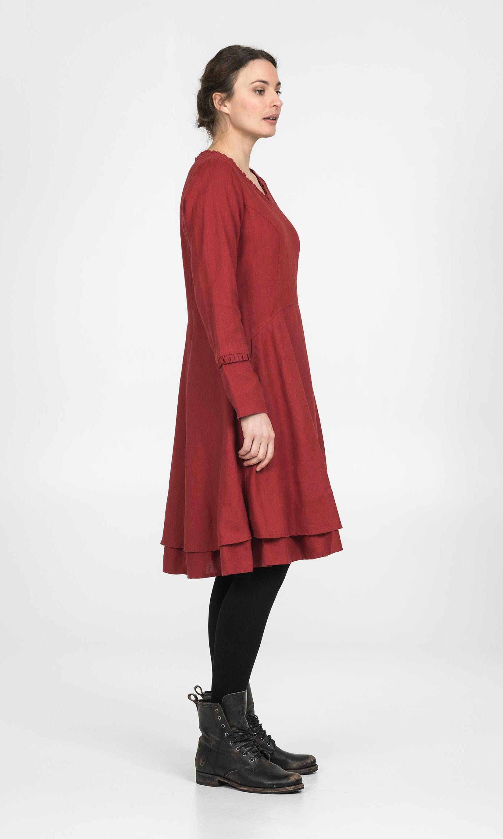 Knielang Leinenkleid mit Rüschendetails