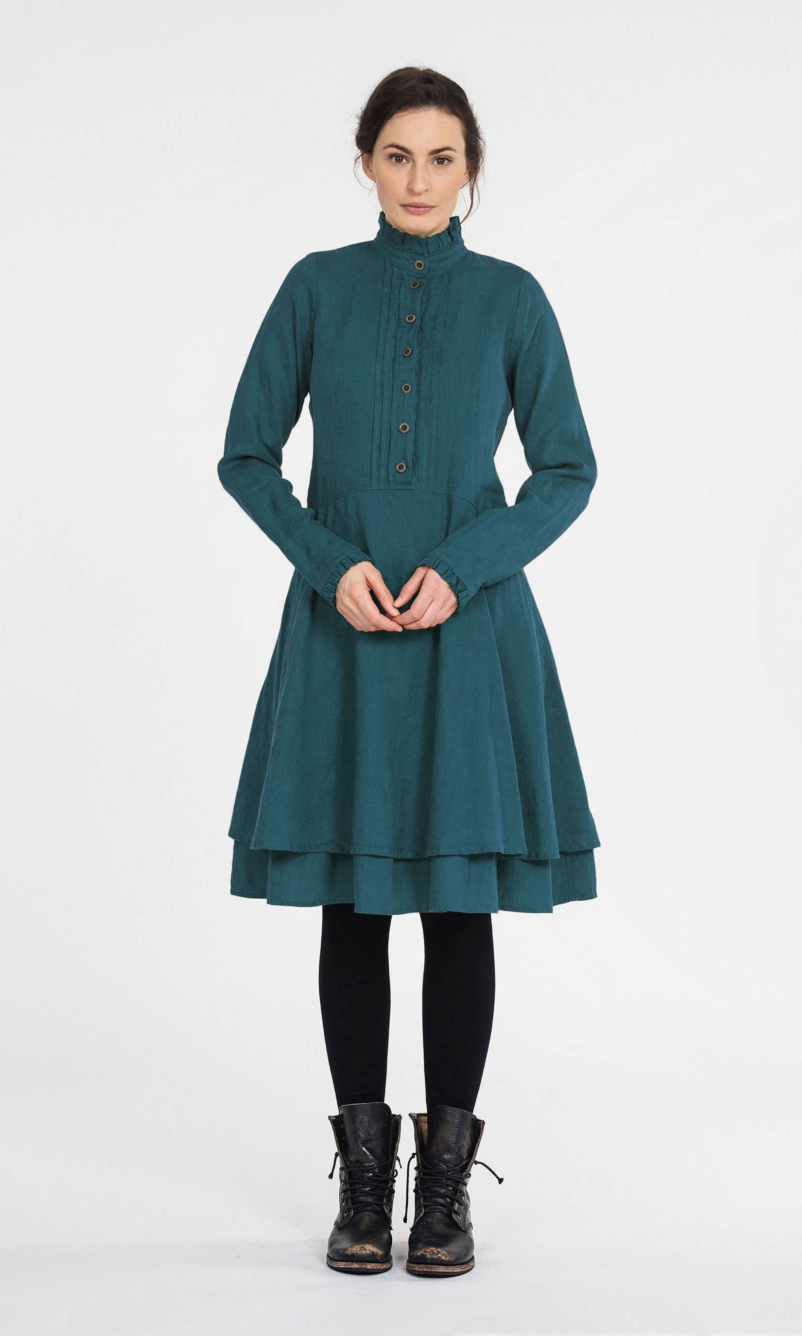 Linen dress with straw pleats and half polo