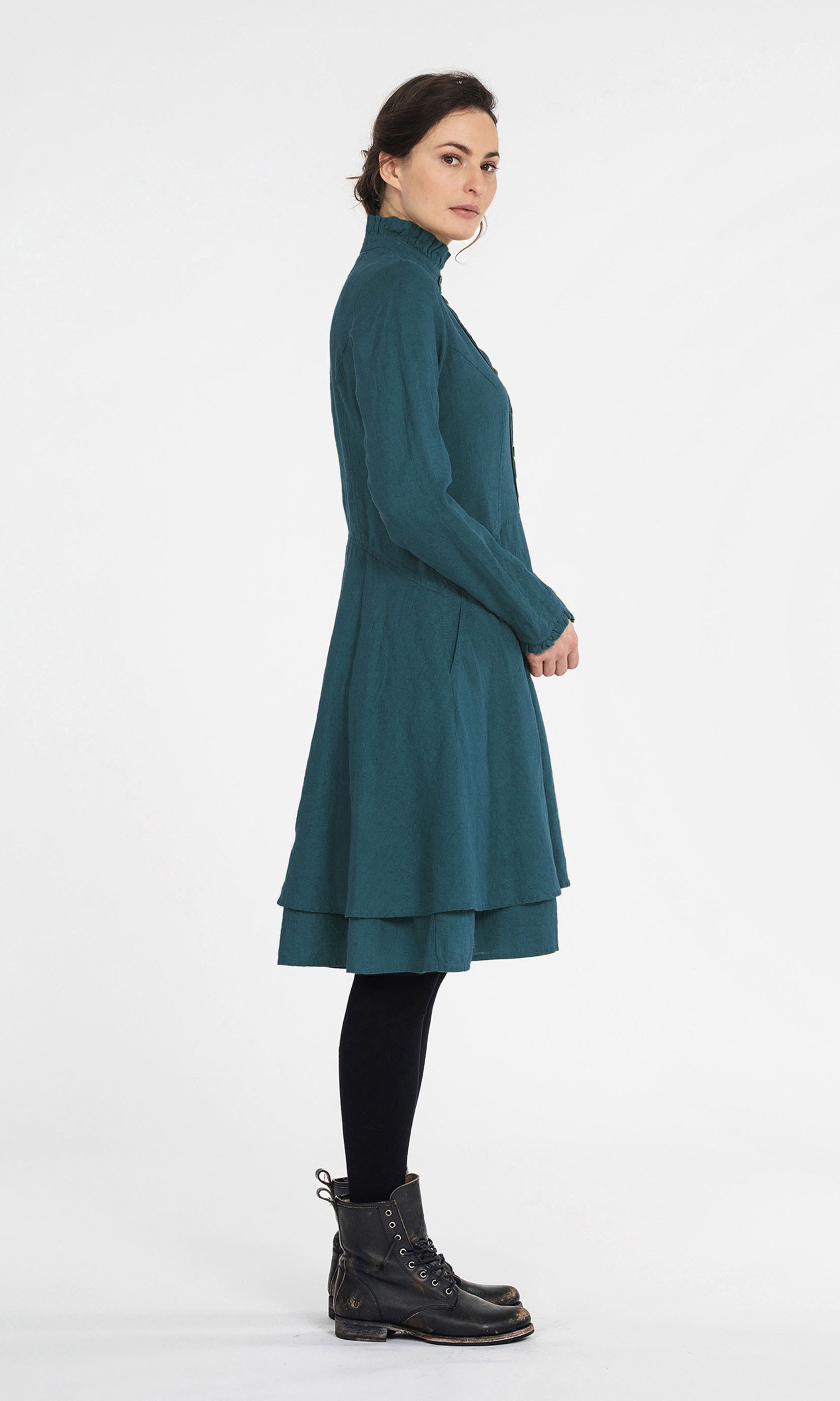 Linen dress with straw pleats and half polo