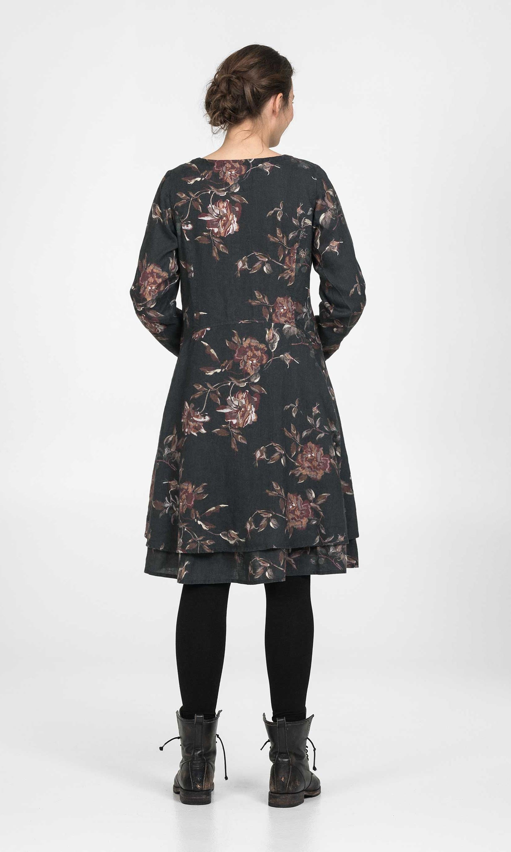 Linneklänning med dubbla kjolar och knappar