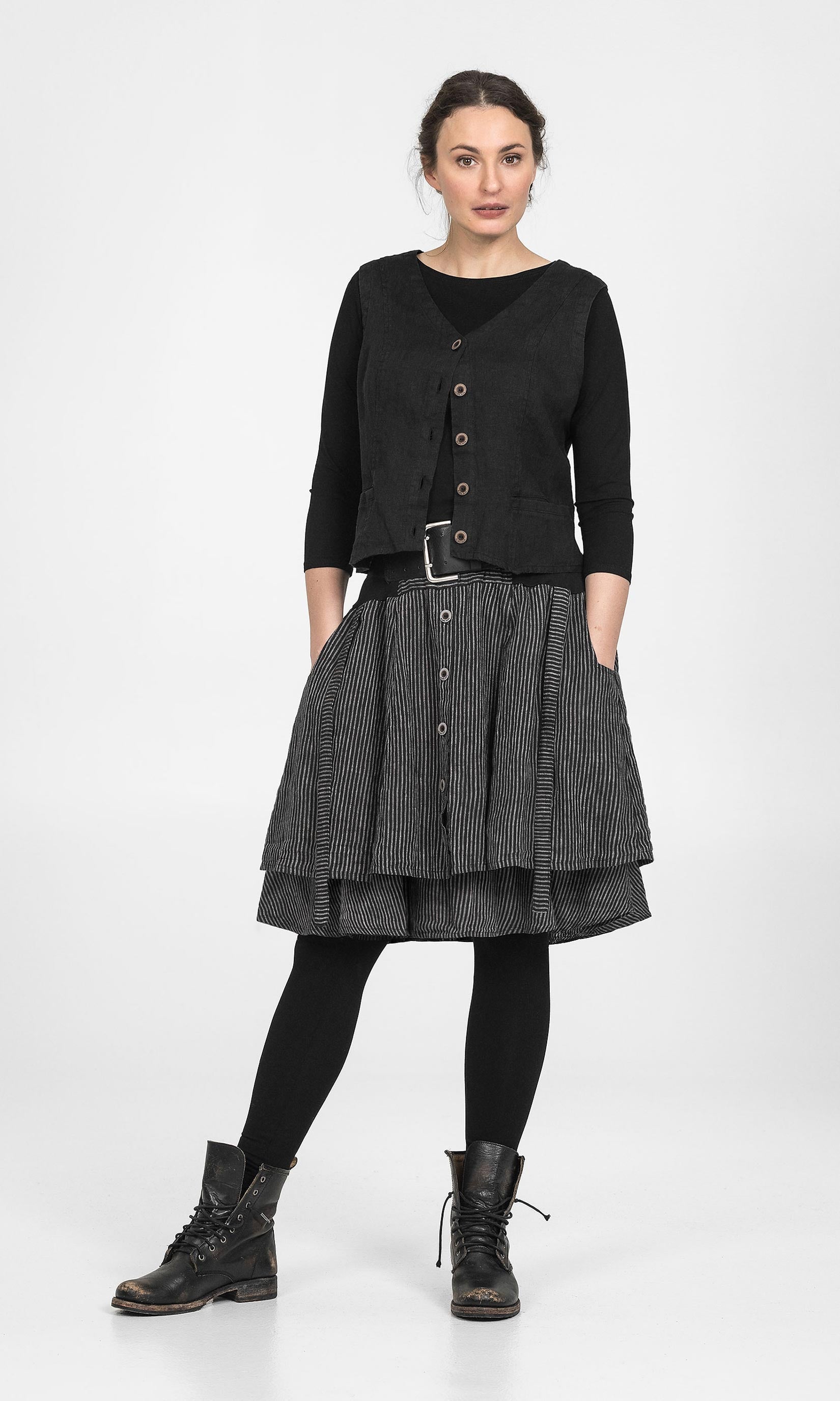 Short linen skirt with ruffle
