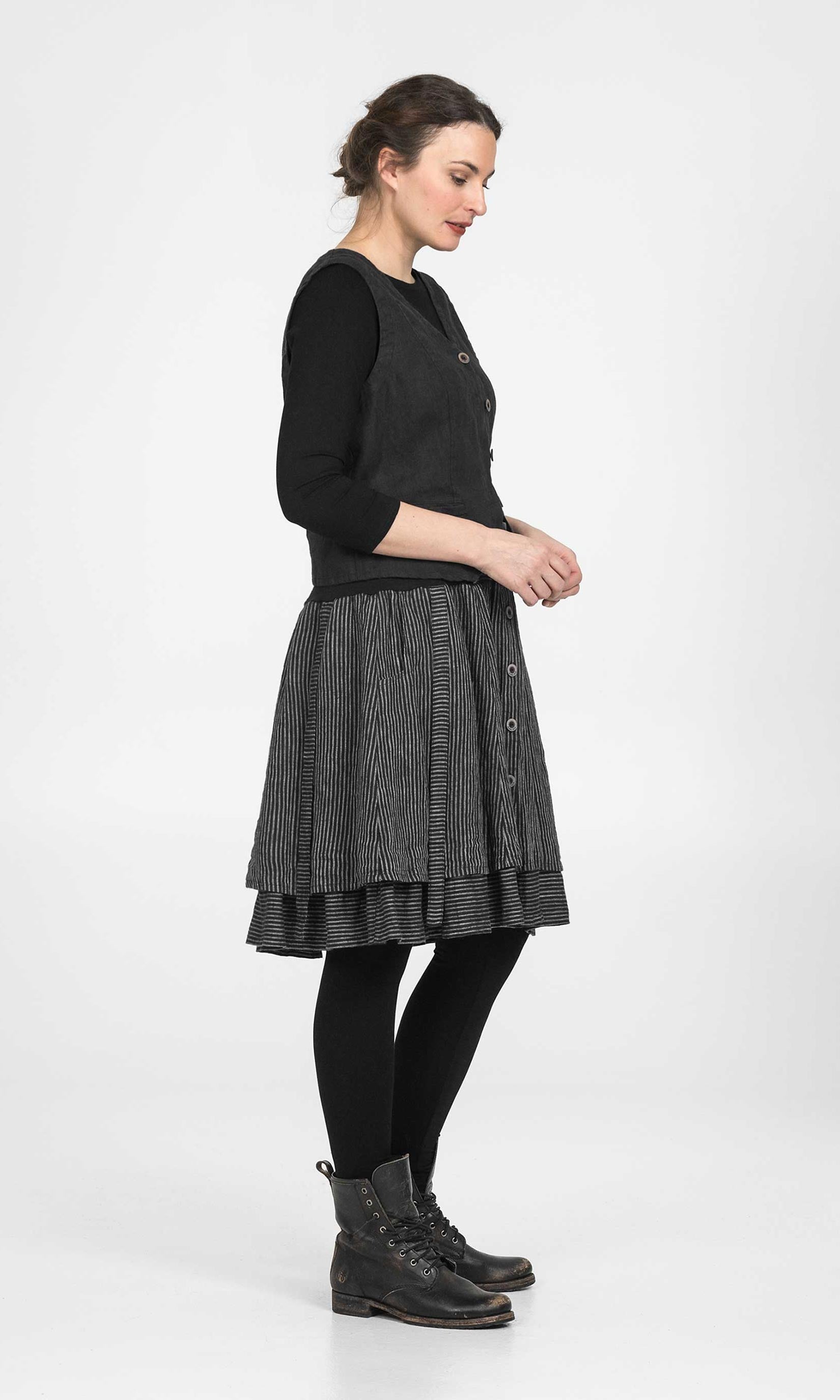Short linen skirt with ruffle