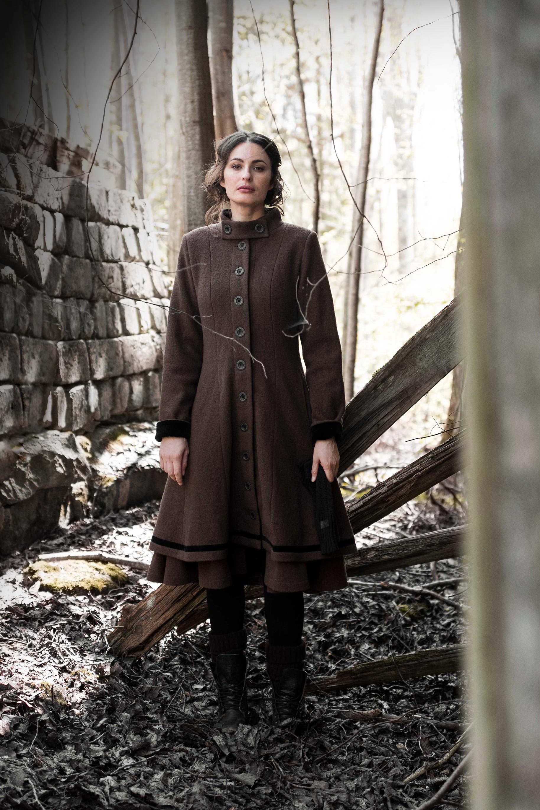 Fitted double-layered buttoned wool coat with collar