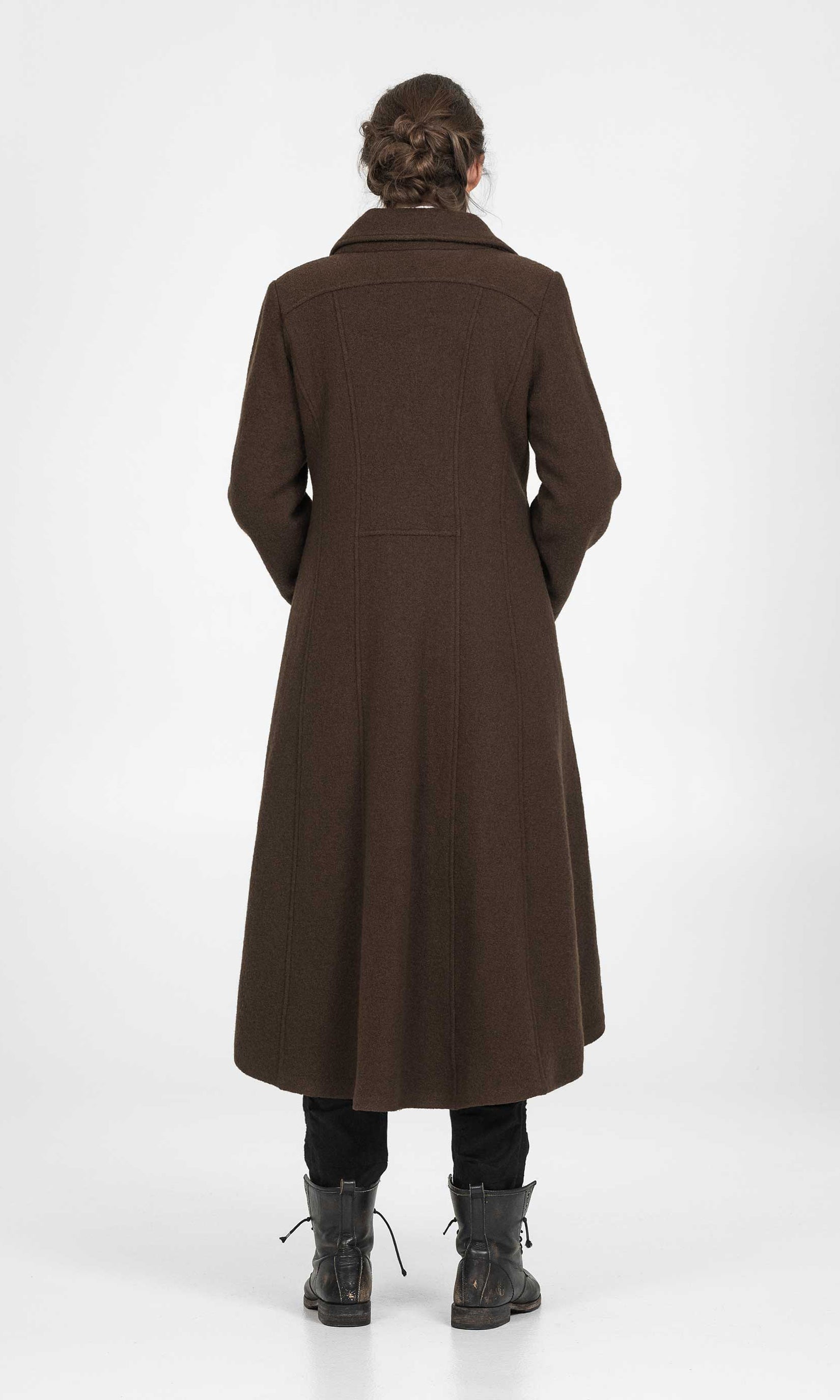 Long fitted wool coat with collar