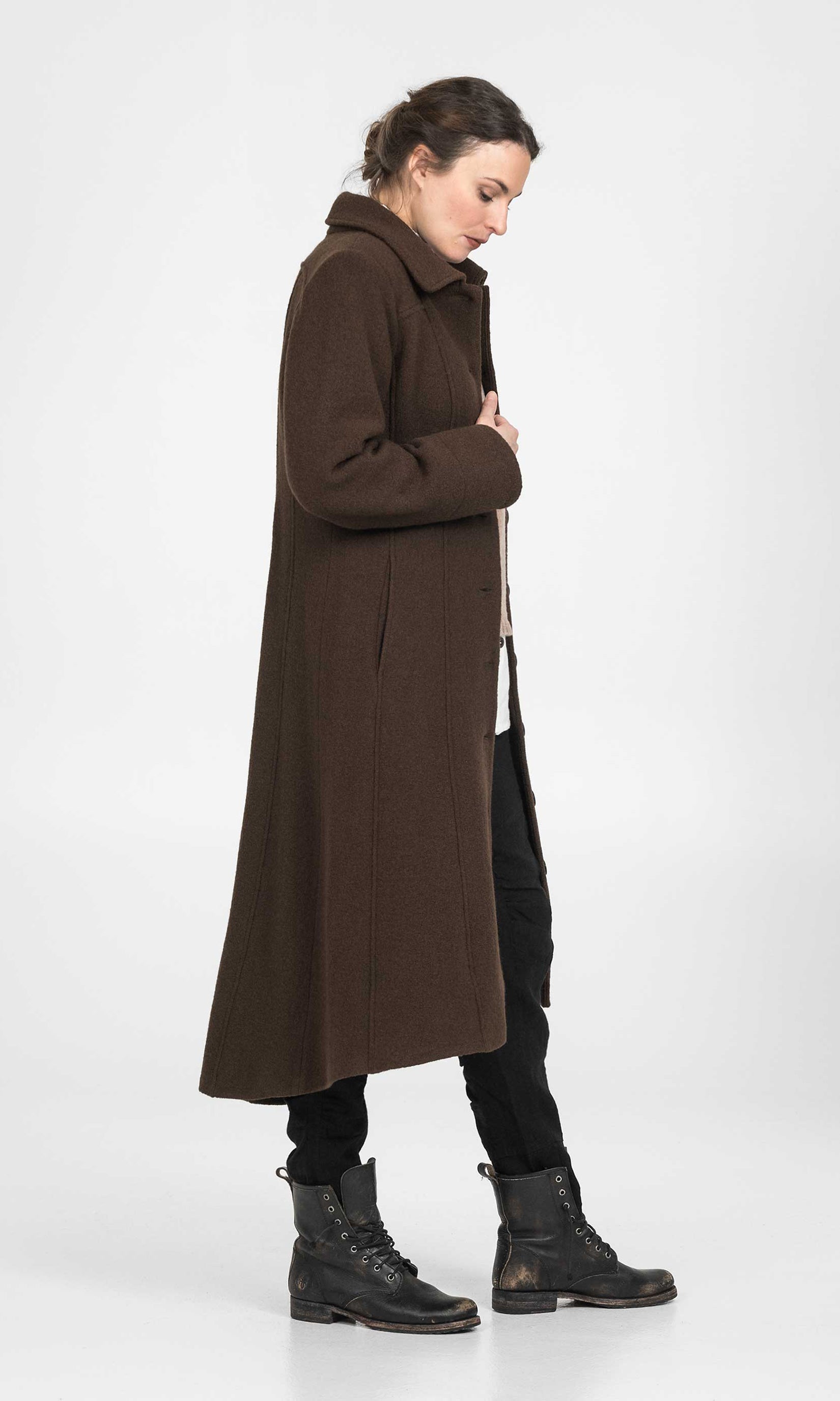 Long fitted wool coat with collar