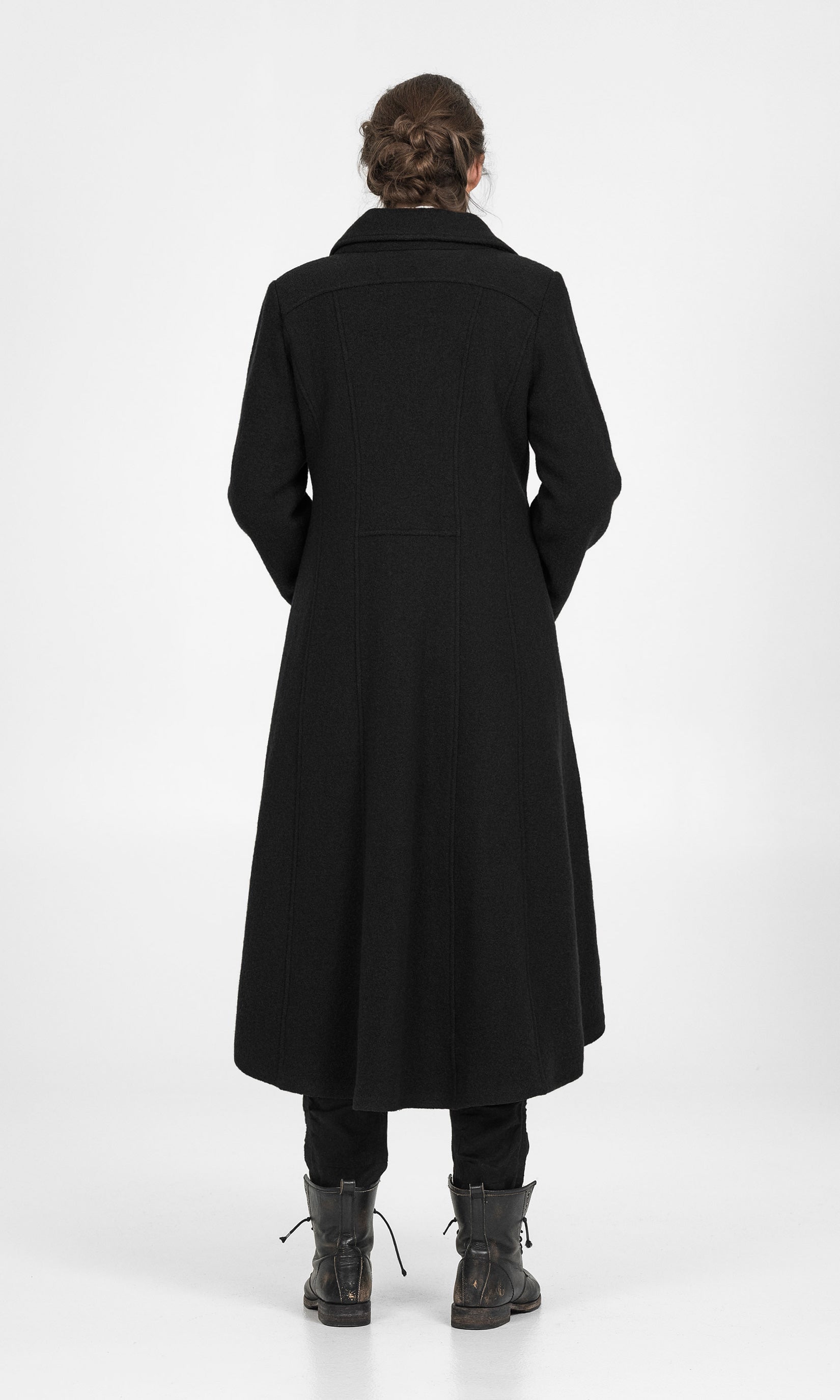 Long fitted wool coat with collar