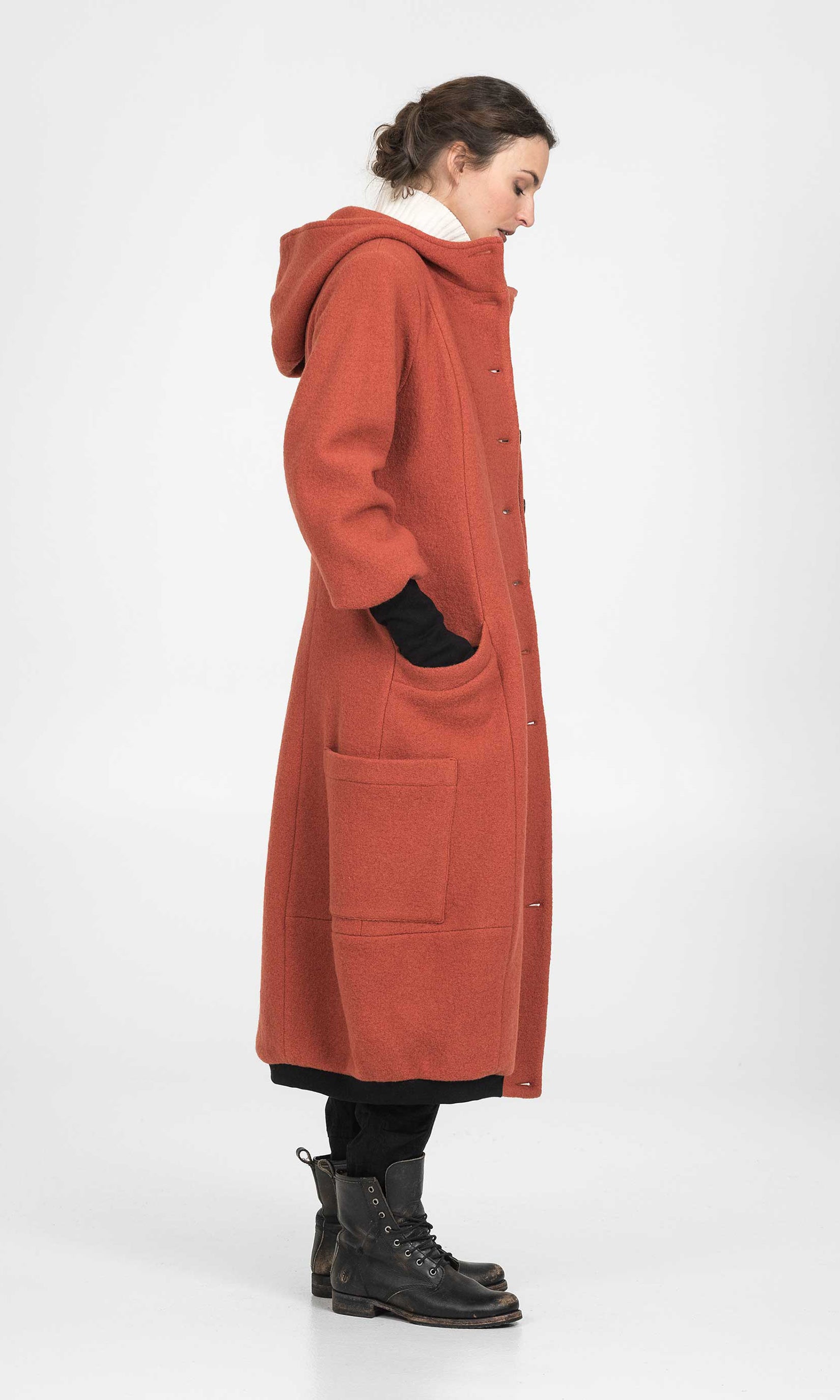 Long buttoned wool coat with balloon skirt and cuffs