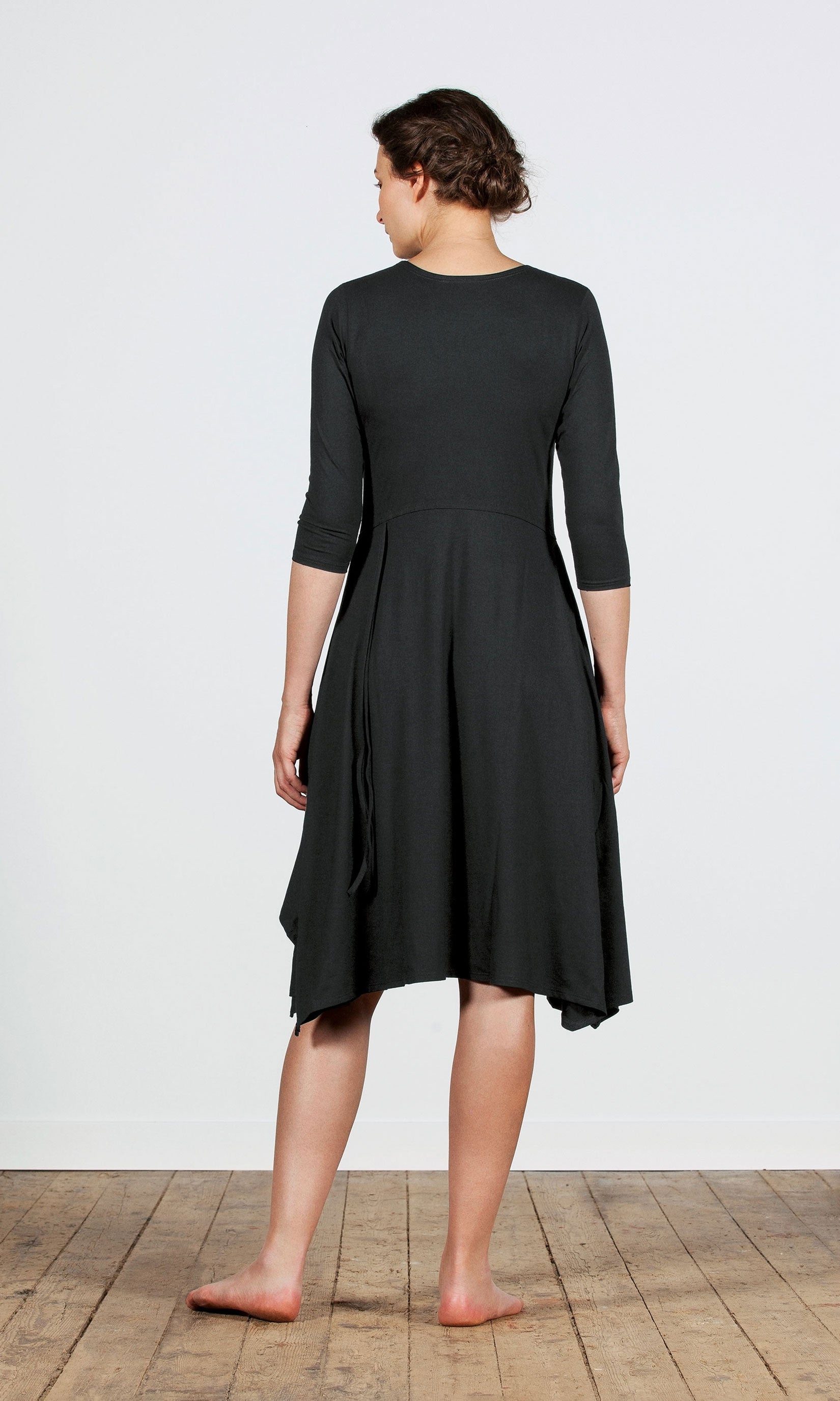 Figurbetontes Kleid mit Klappen aus Viskose