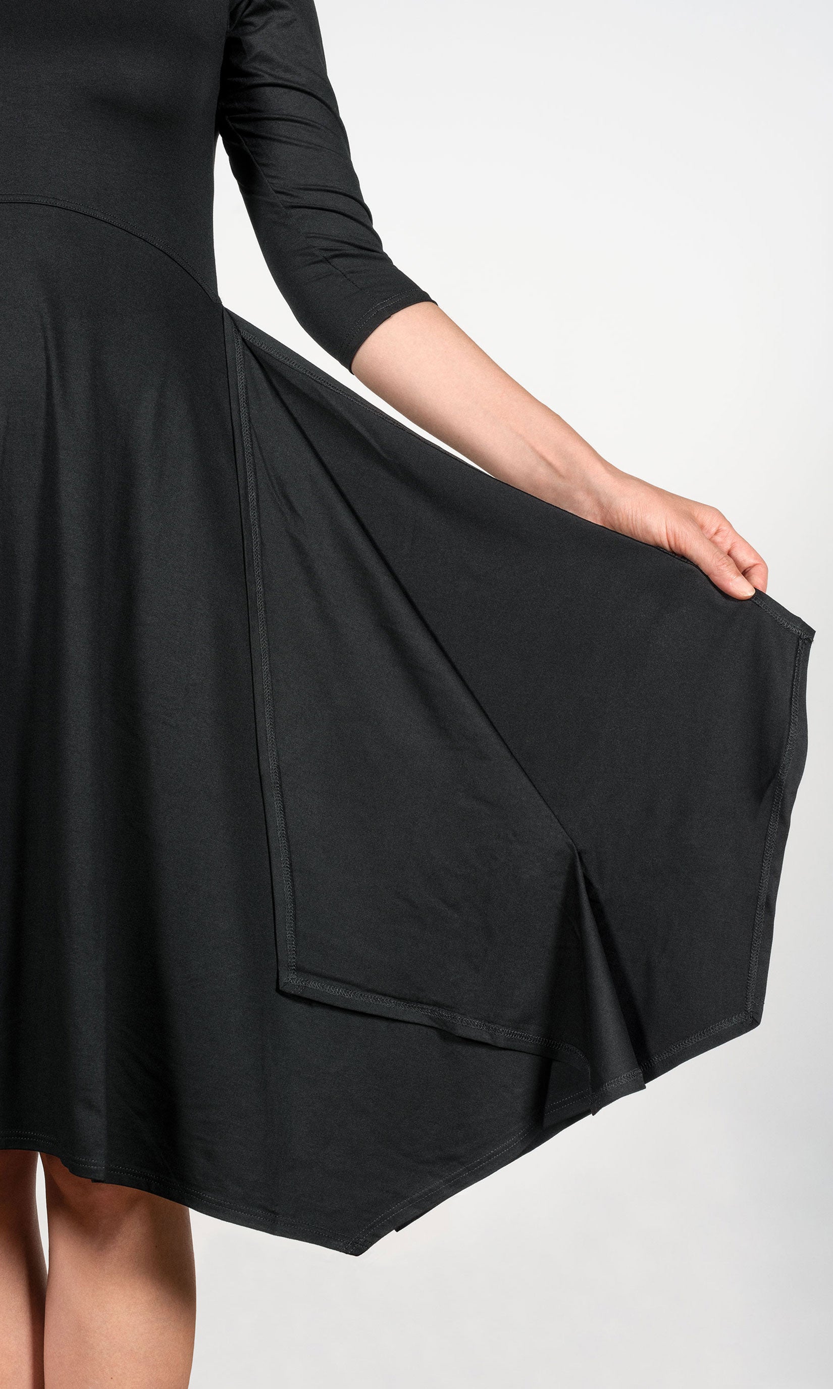 Figurbetontes Kleid mit Klappen aus Viskose