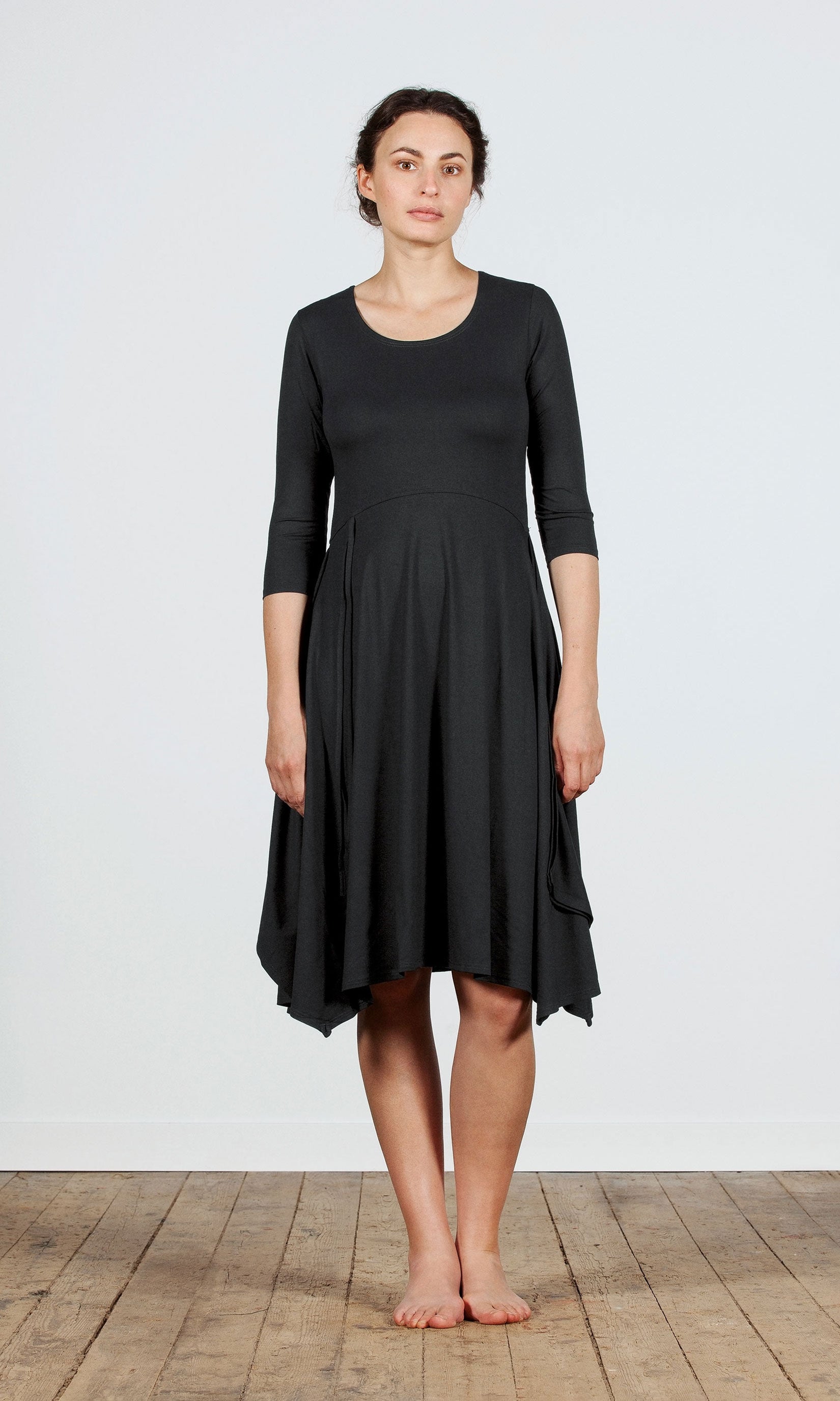 Figurbetontes Kleid mit Klappen aus Viskose