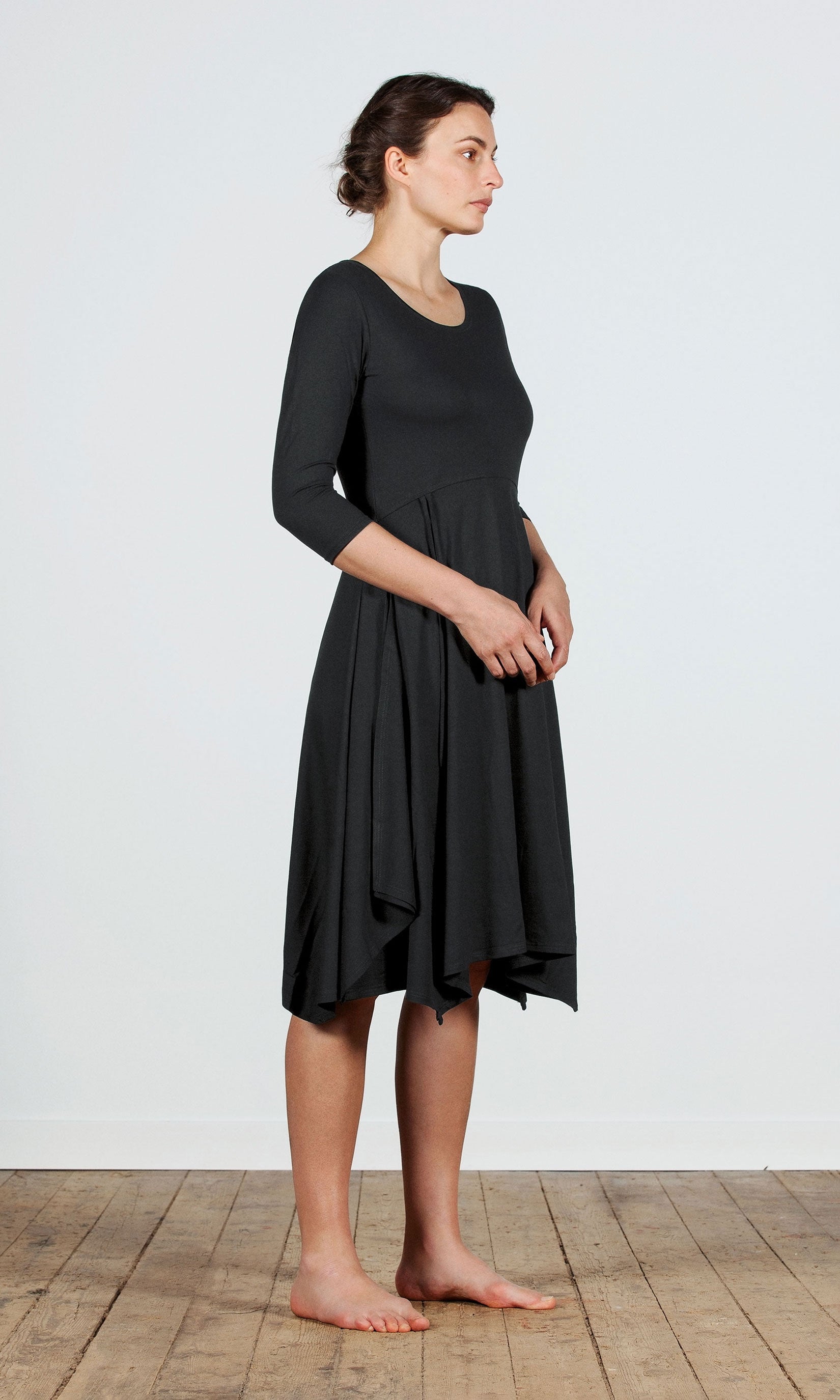 Figurbetontes Kleid mit Klappen aus Viskose