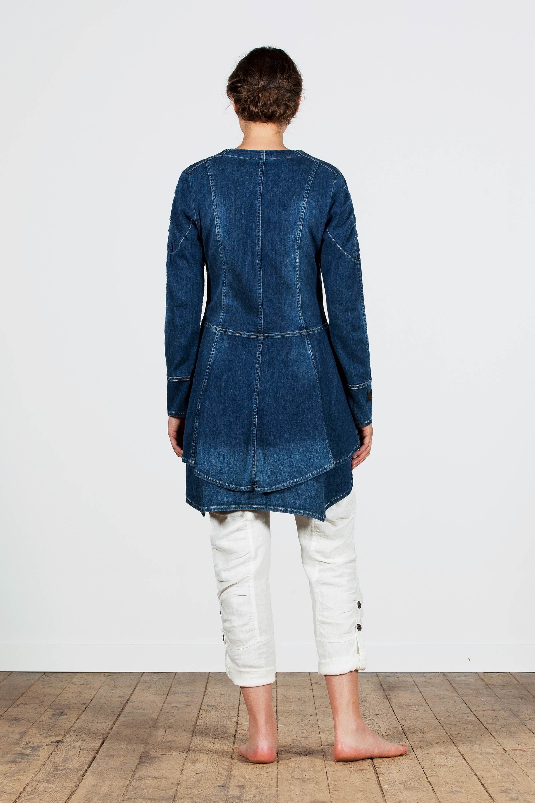 Insvängd lång jeans jacka med rynkdetaljer på axlar