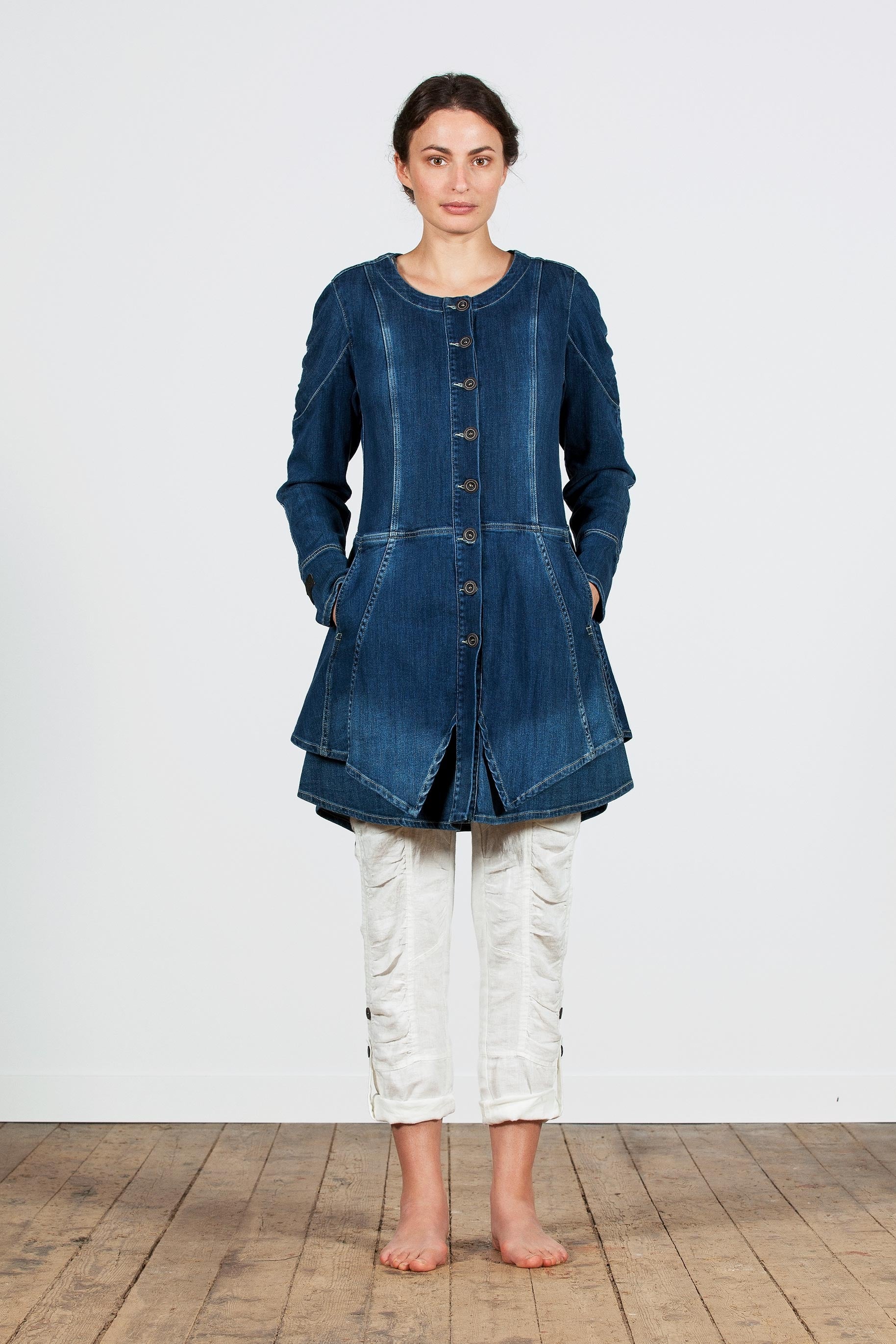 Insvängd lång jeans jacka med rynkdetaljer på axlar