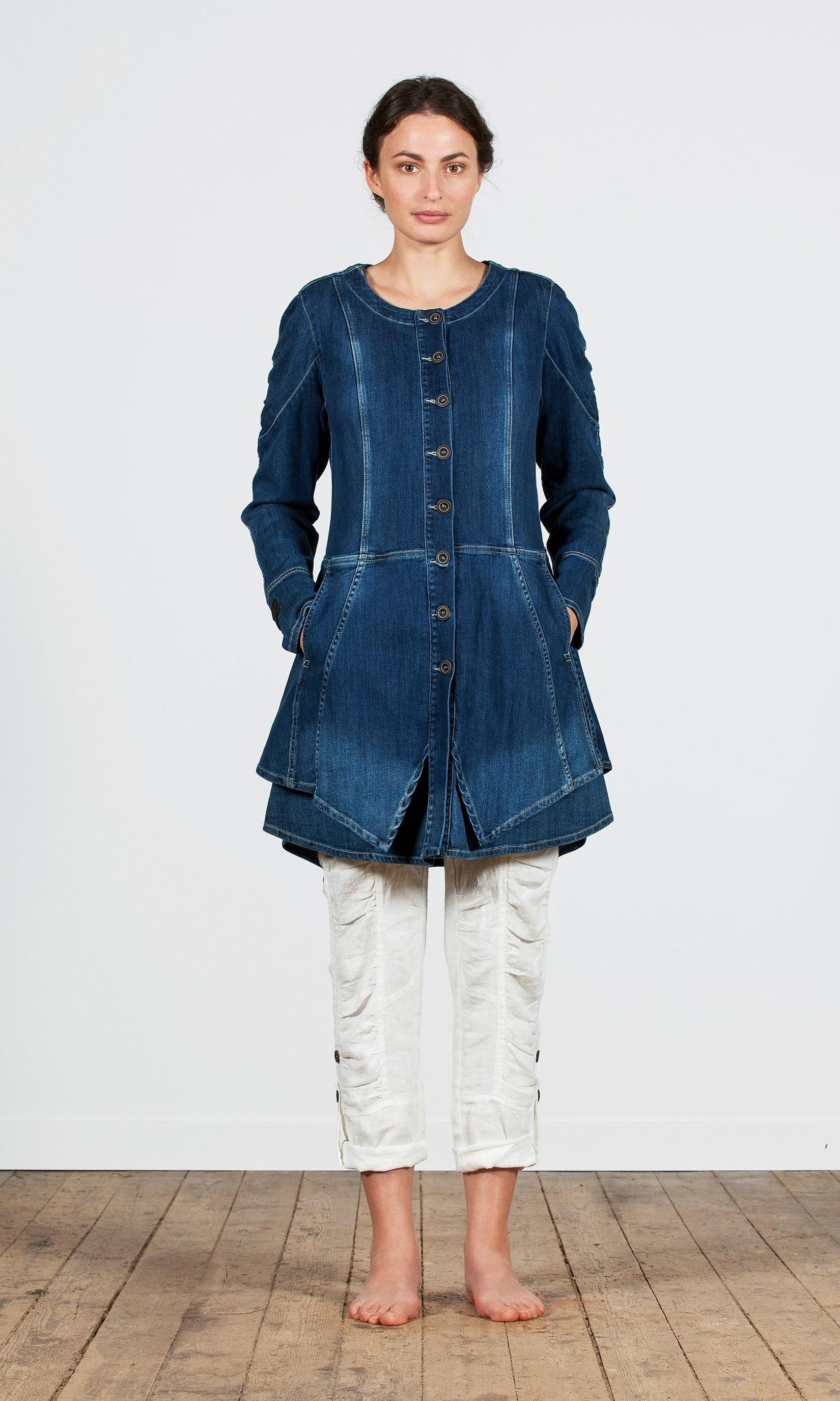 Long denim jacket with gathered details on the shoulders