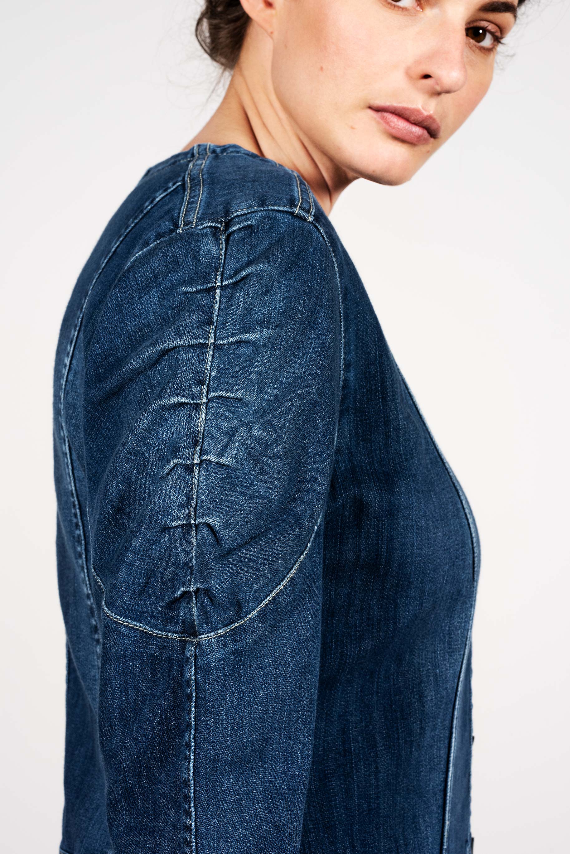 Insvängd lång jeans jacka med rynkdetaljer på axlar