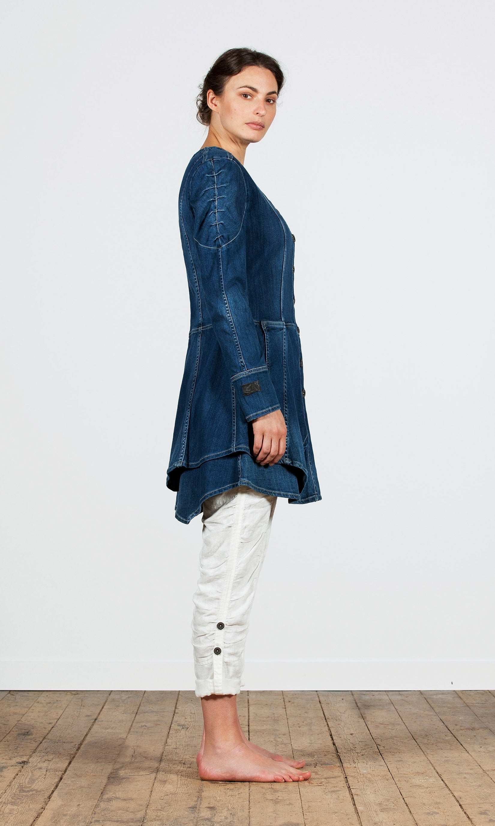Long denim jacket with gathered details on the shoulders