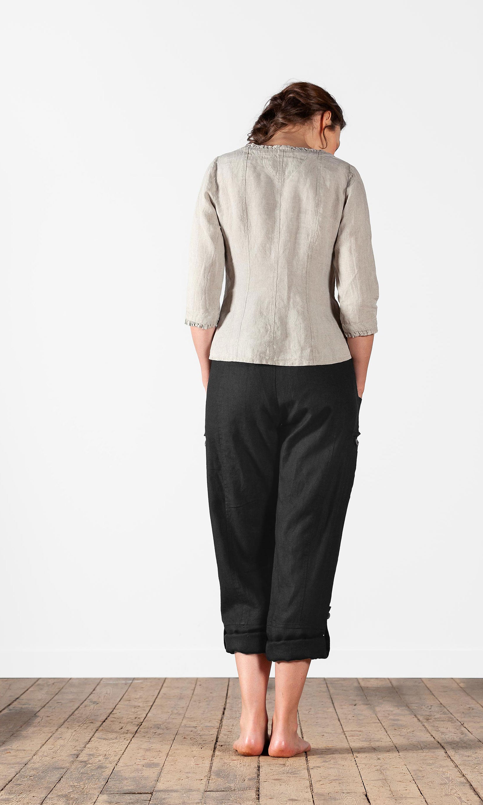 Figure close linen blouse with button closure
