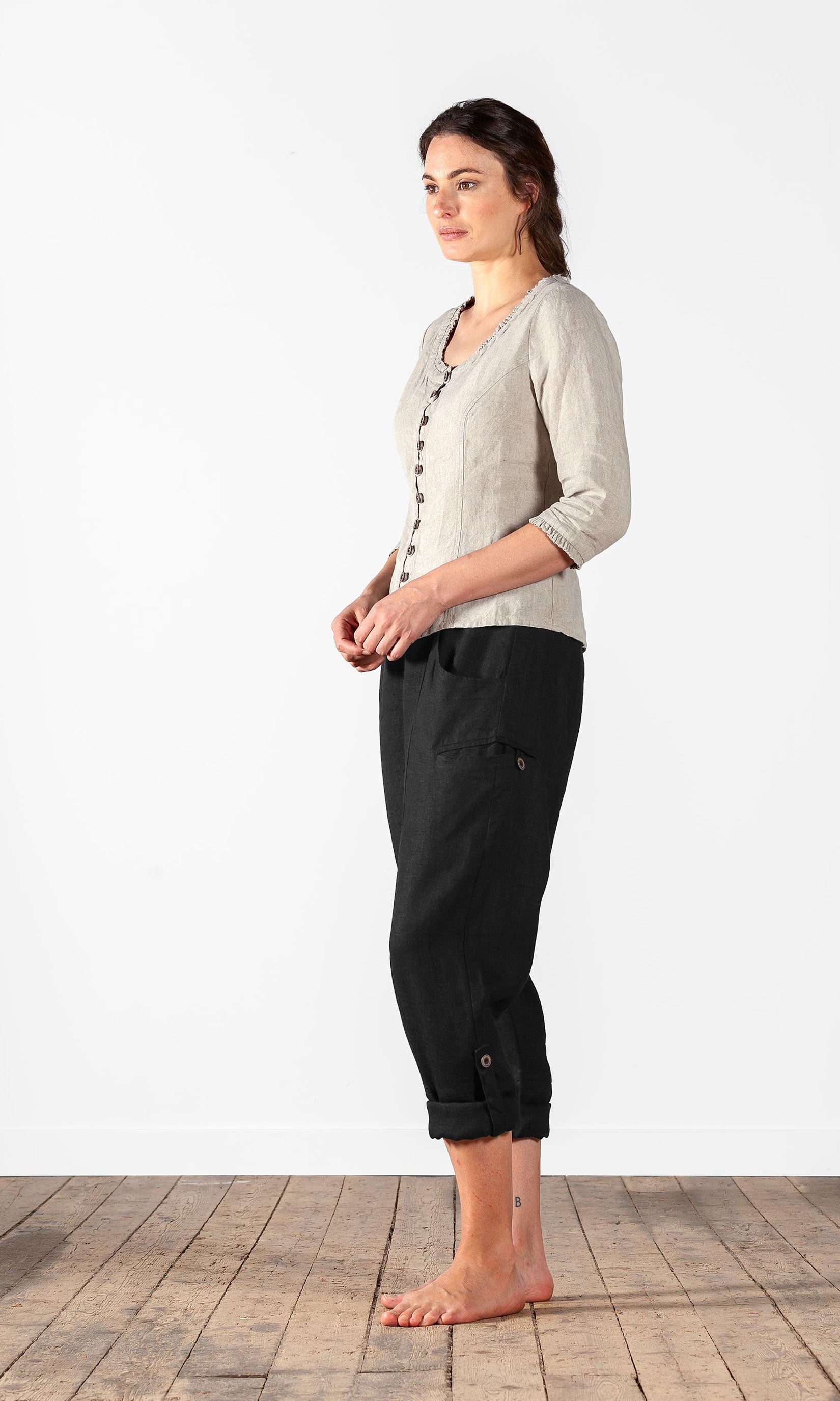Figure close linen blouse with button closure