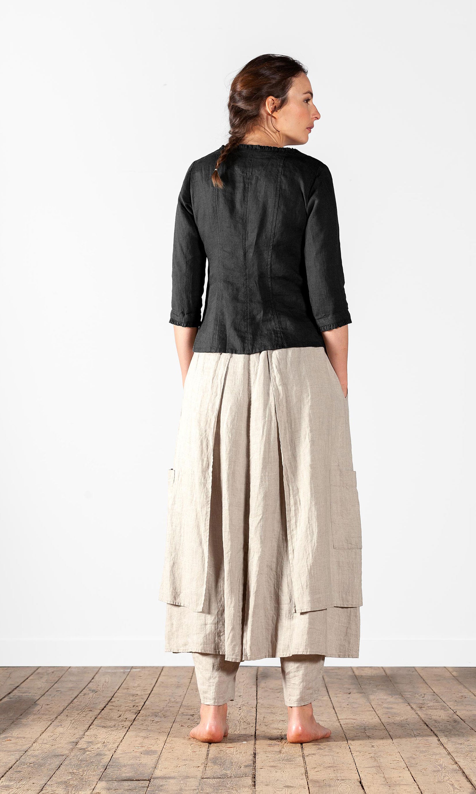 Linneblus med knäppning, kråsdetaljer och 3/4 ärm