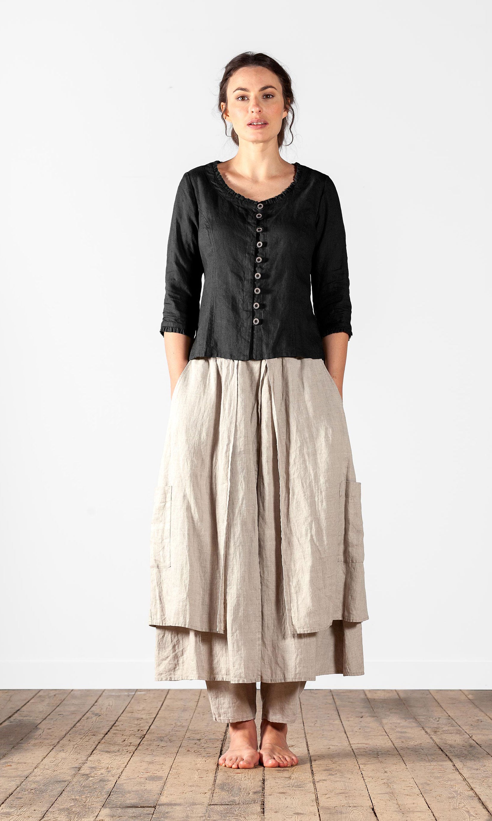 Linneblus med knäppning, kråsdetaljer och 3/4 ärm