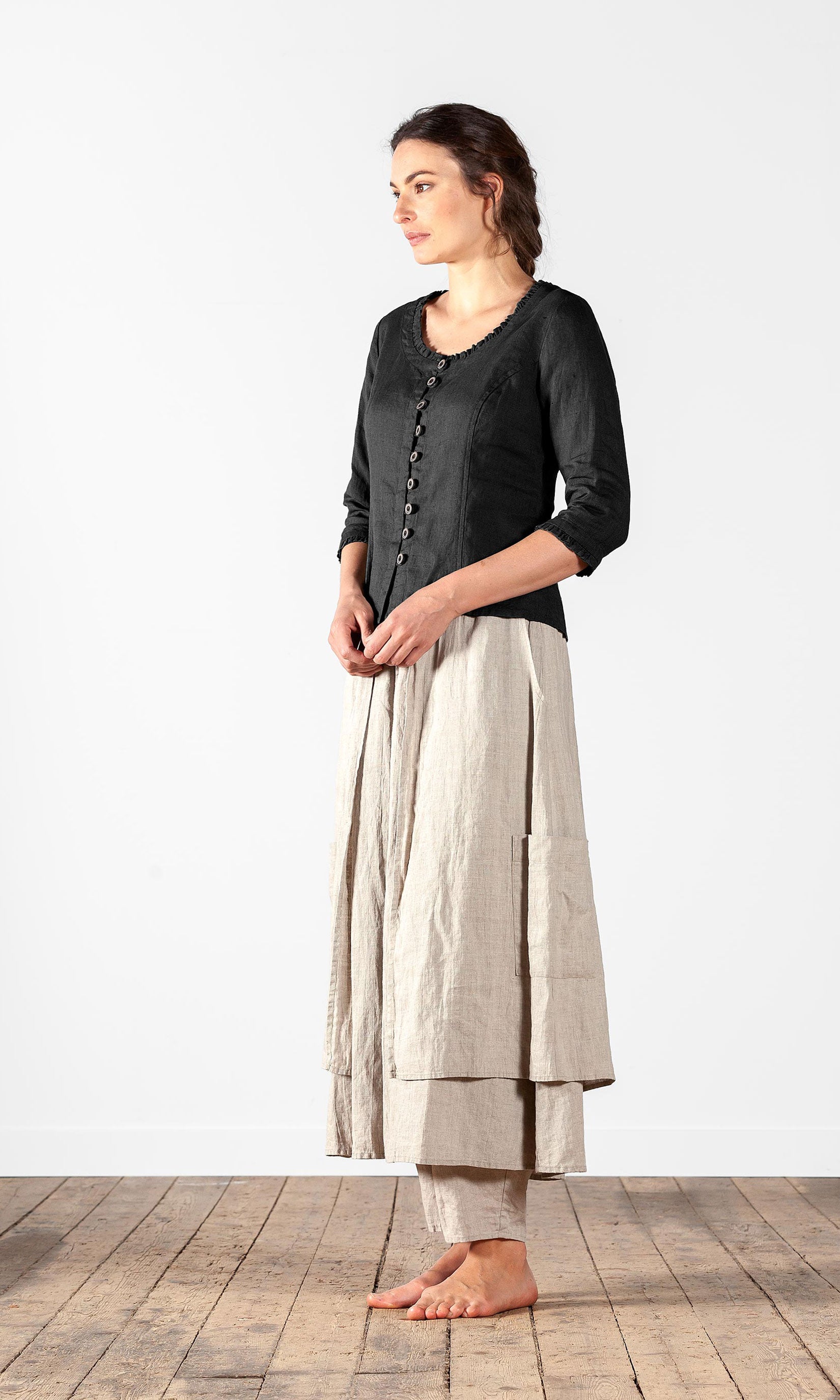 Linneblus med knäppning, kråsdetaljer och 3/4 ärm