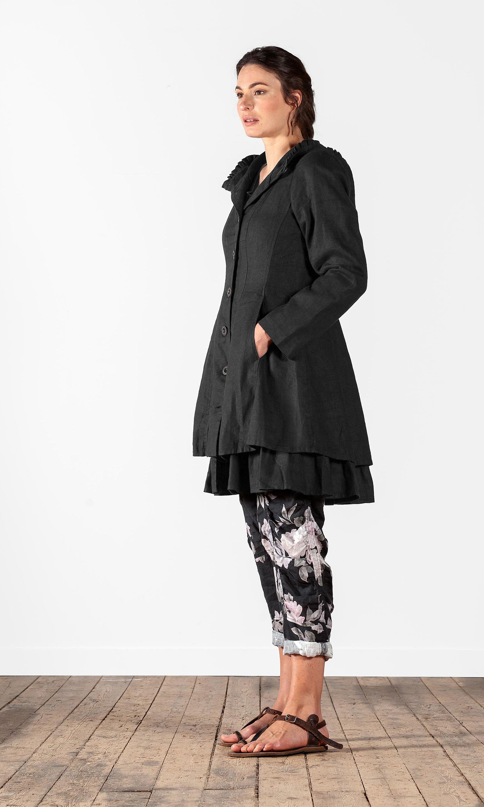 Gefütterte Leinenjacke mit Rüschen und Kapuze