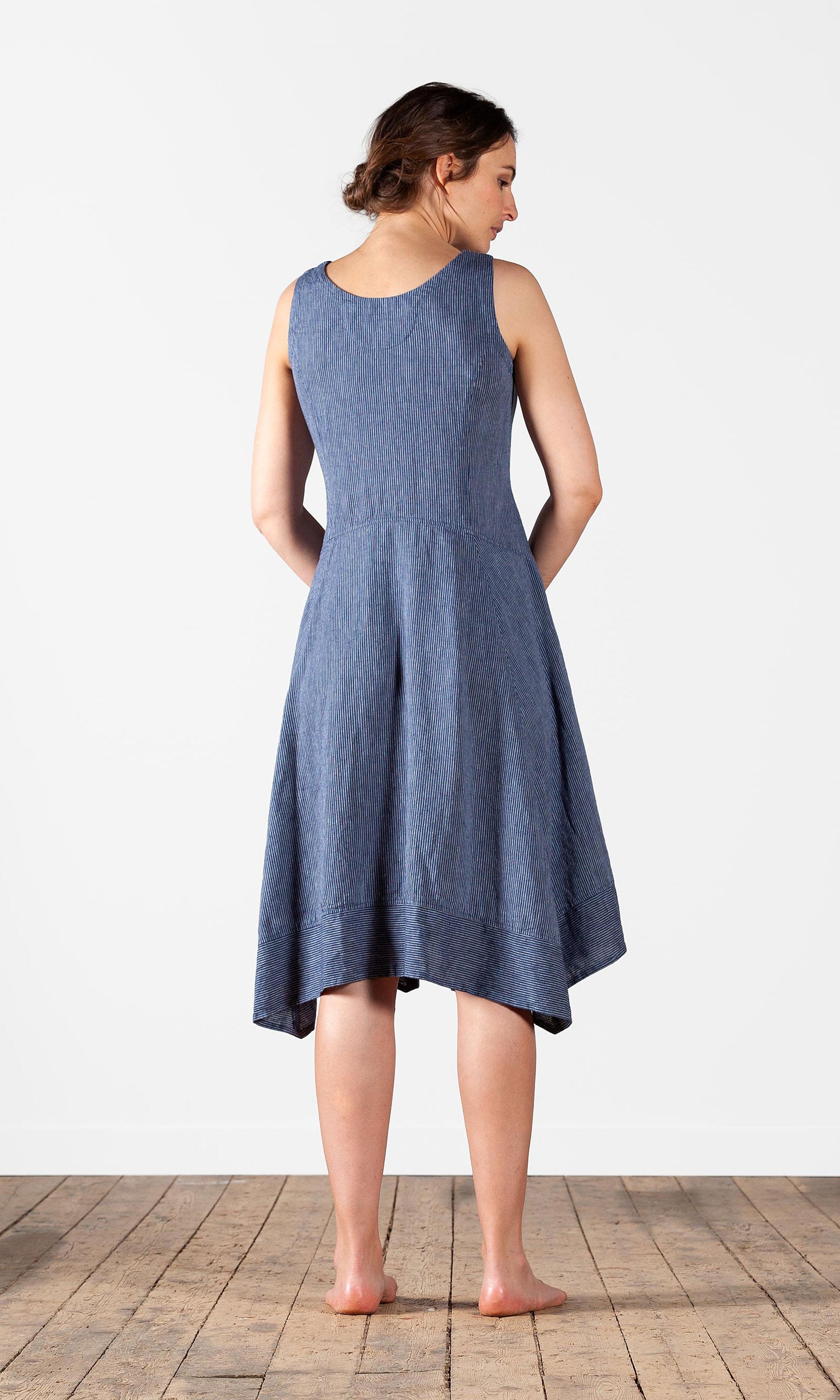 Sleeveless dress with buttons in hemp blend