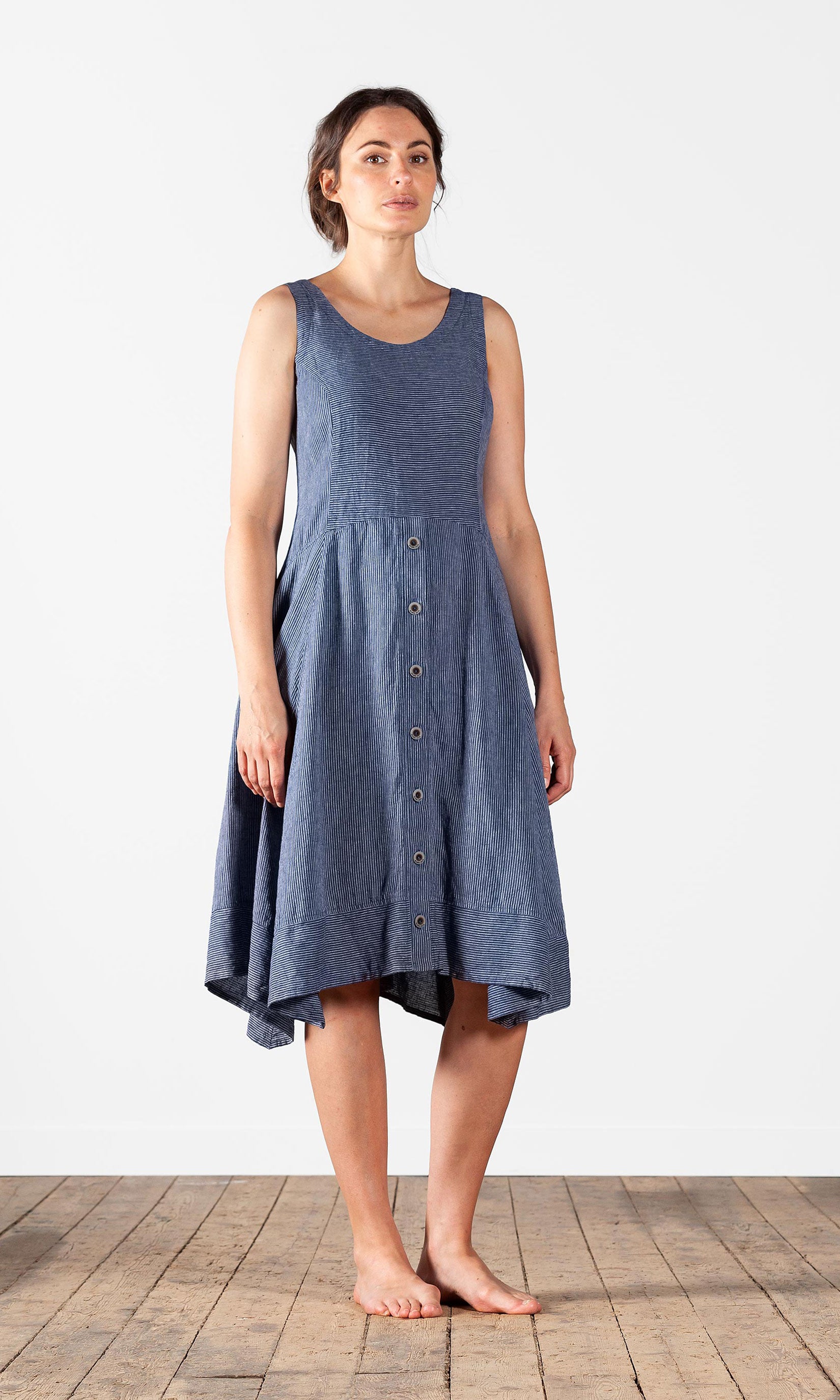 Sleeveless dress with buttons in hemp blend