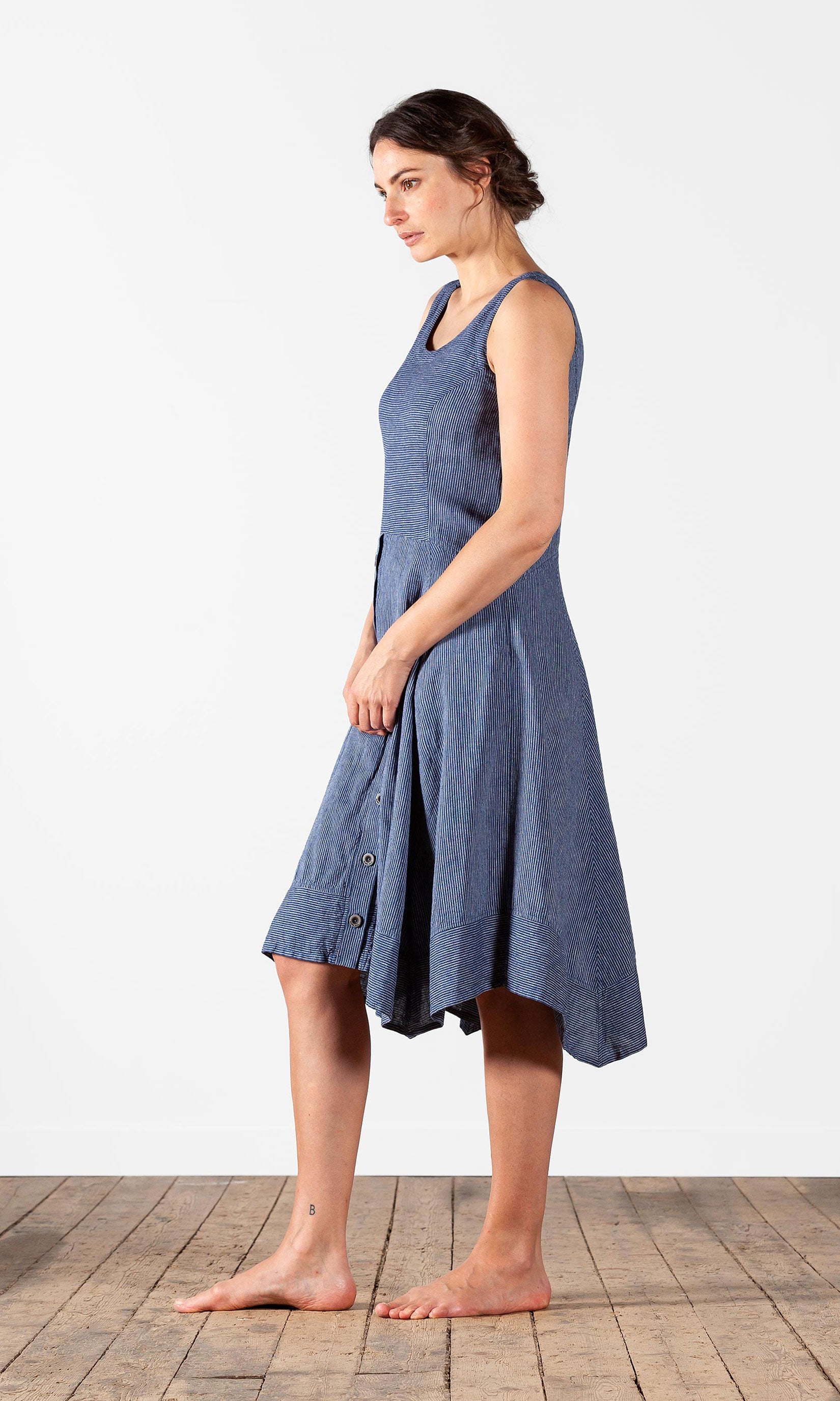 Sleeveless dress with buttons in hemp blend