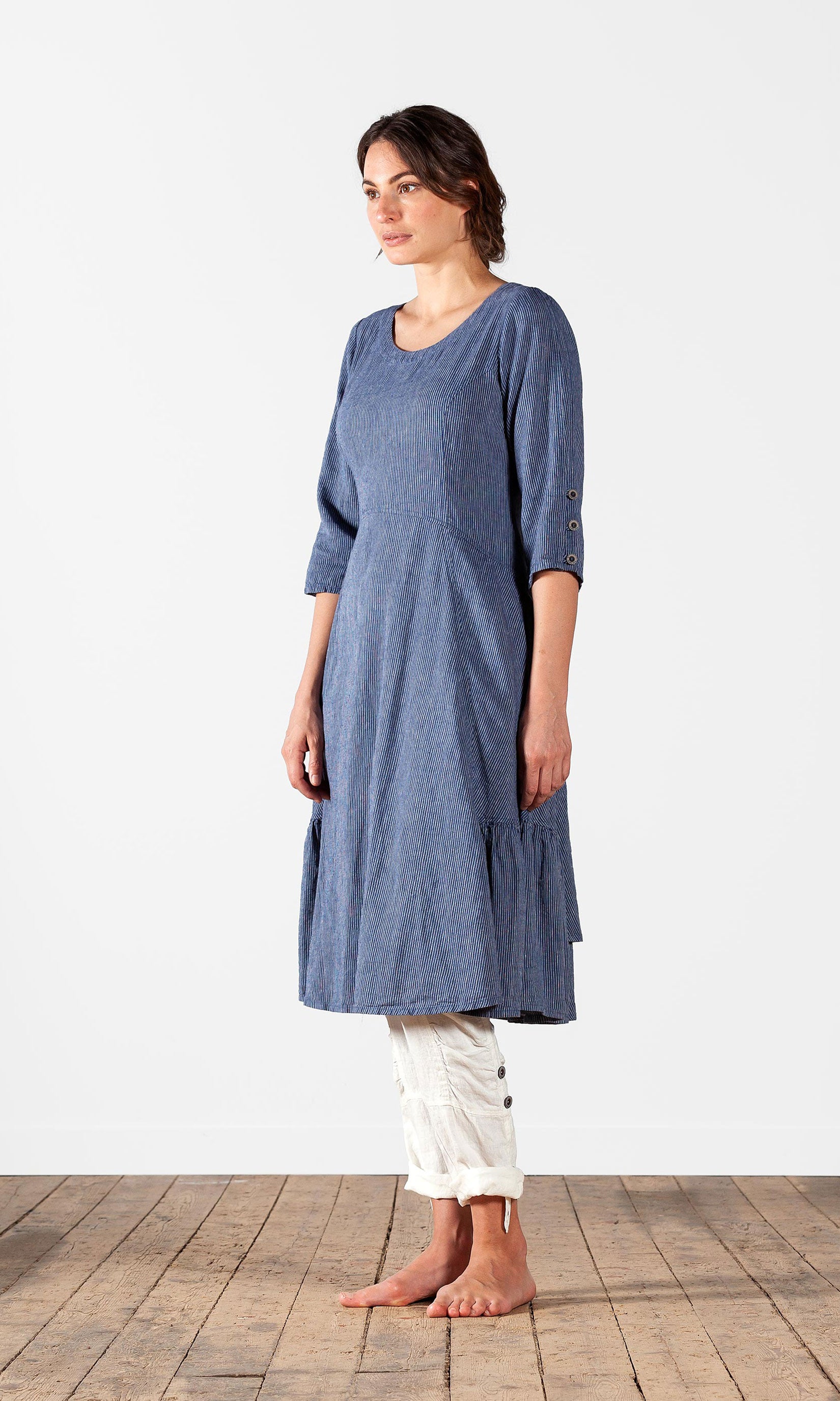 Fitted dress with buttoned sleeves in hemp blend