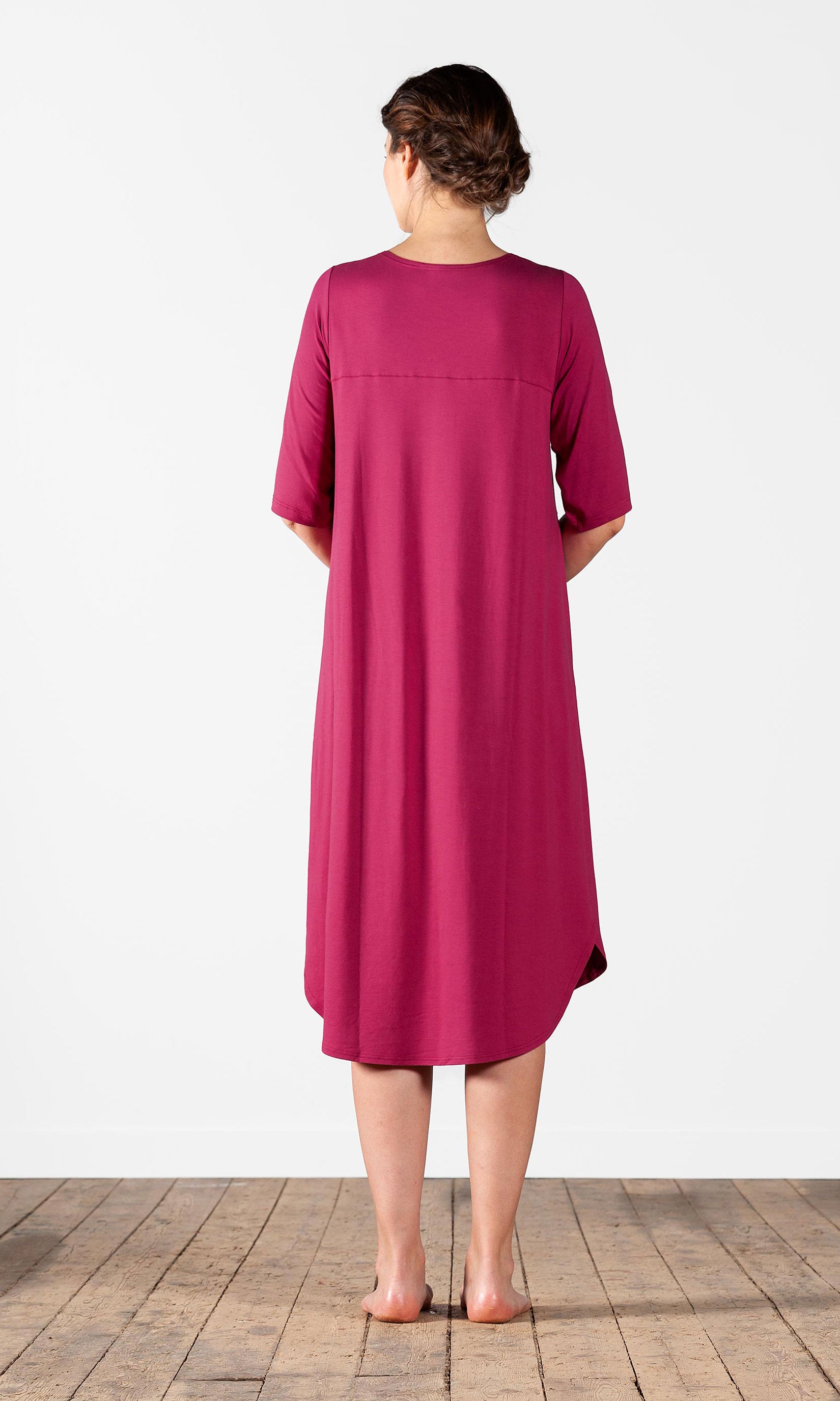 Gerade geschnittenes Viskosekleid mit halblangen Ärmeln